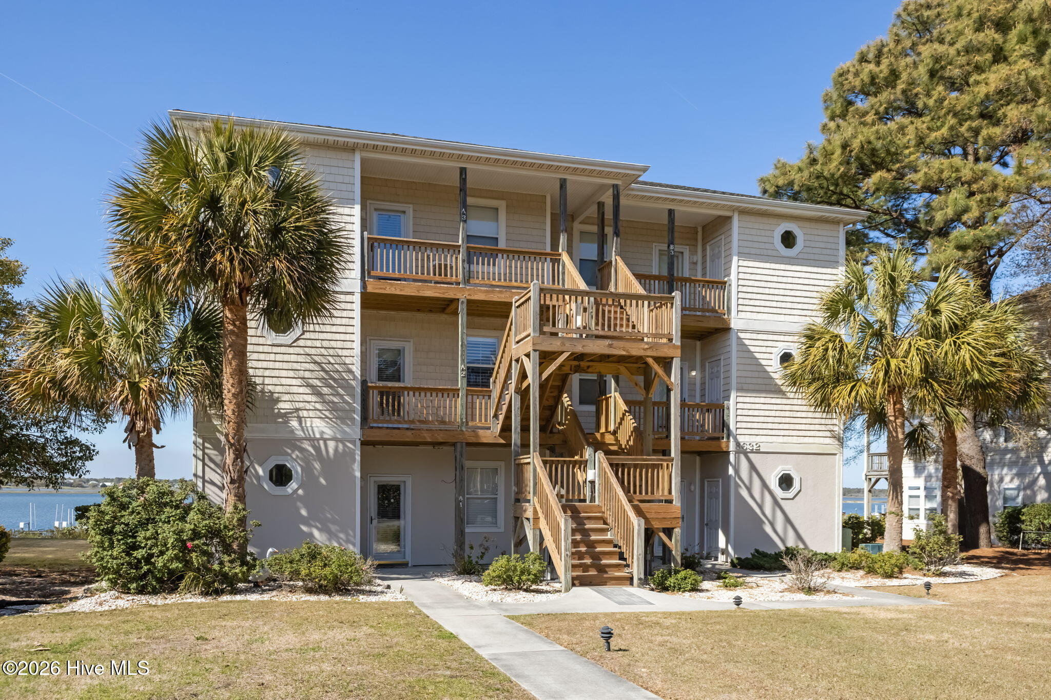 100565835 | Photo 51