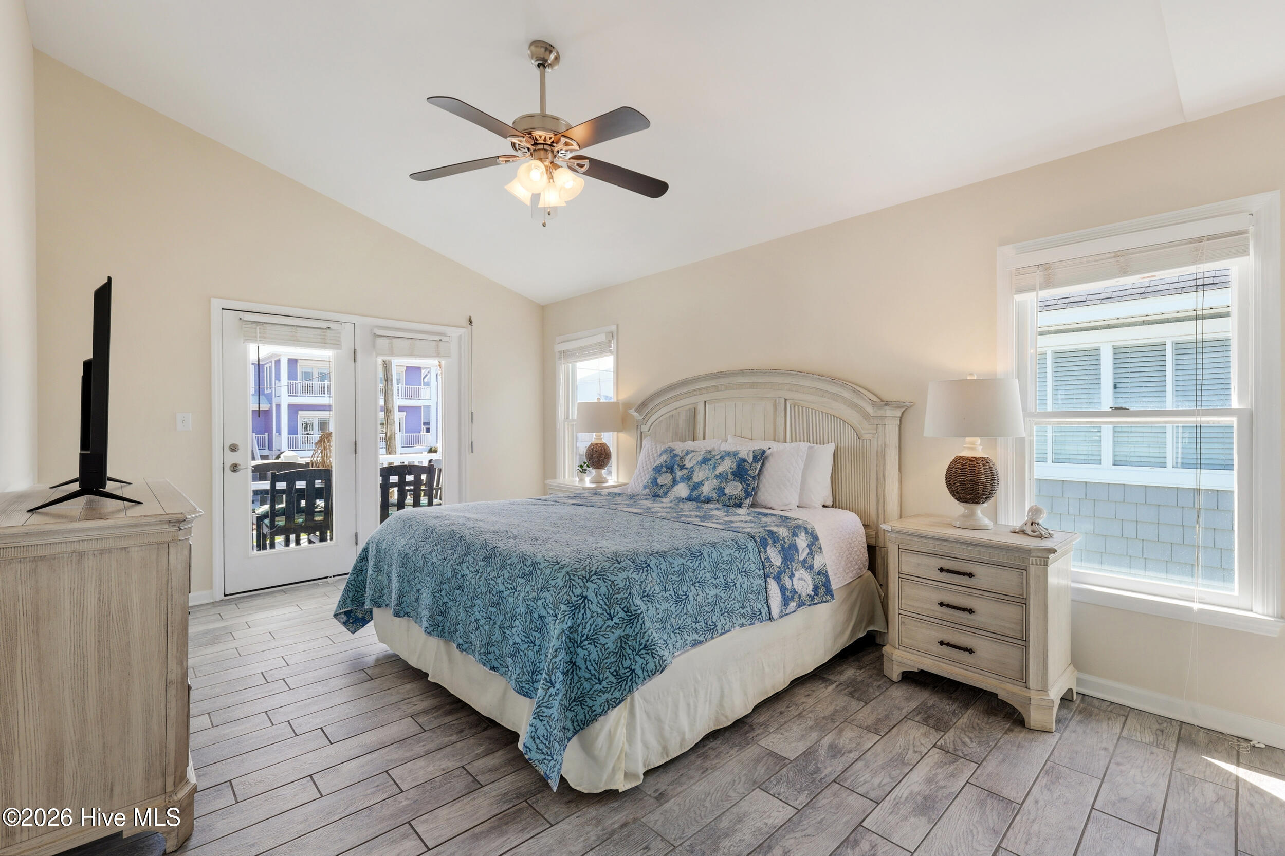 100561472 | Photo 23