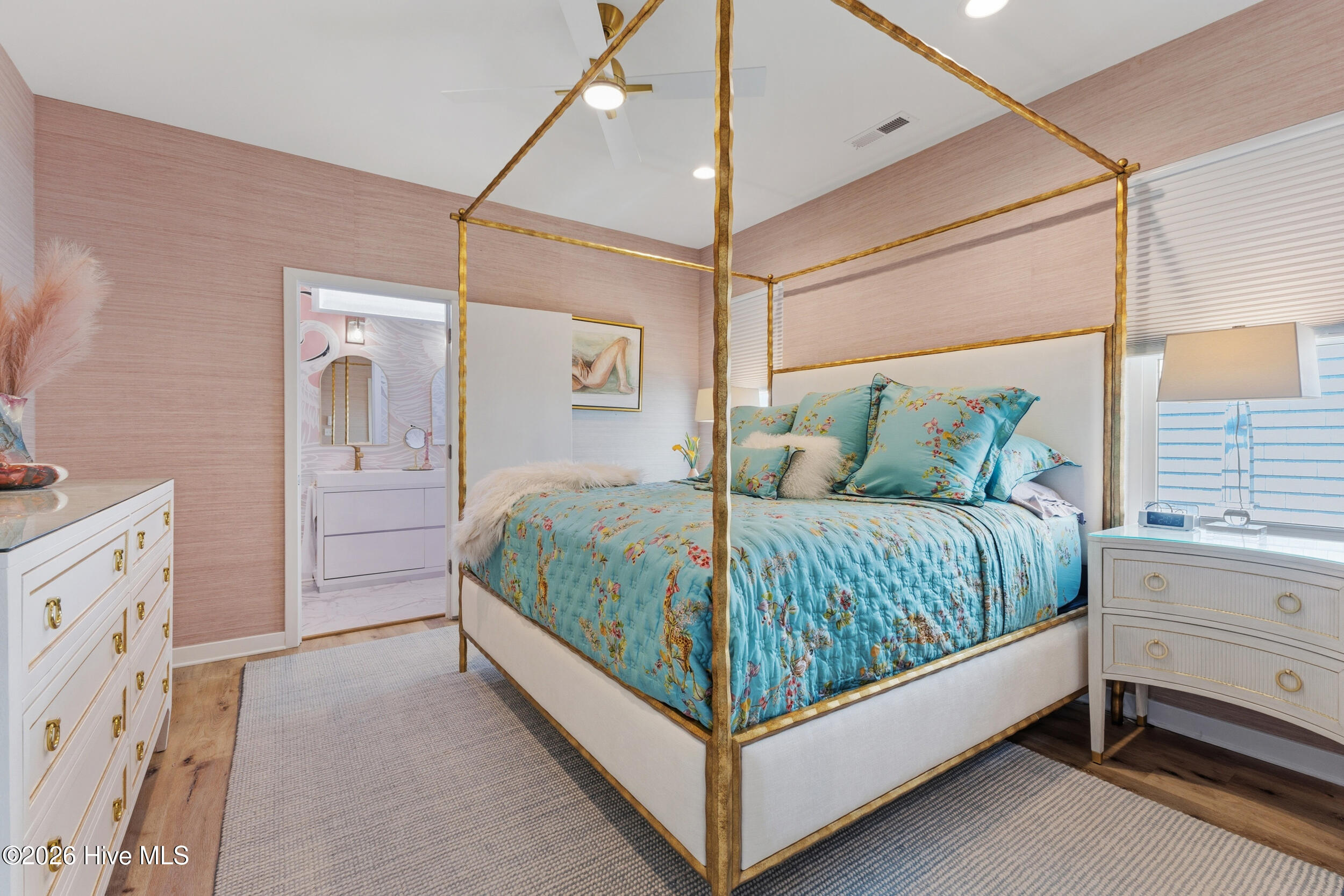 100558032 | Photo 26