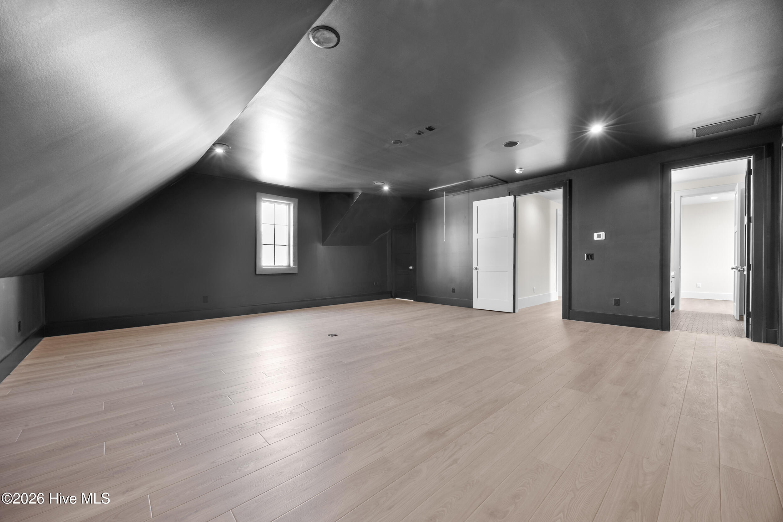 100561987 | Photo 63