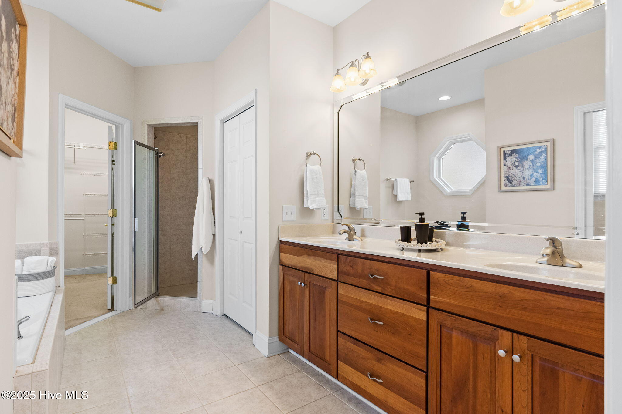 100523861 | Photo 25