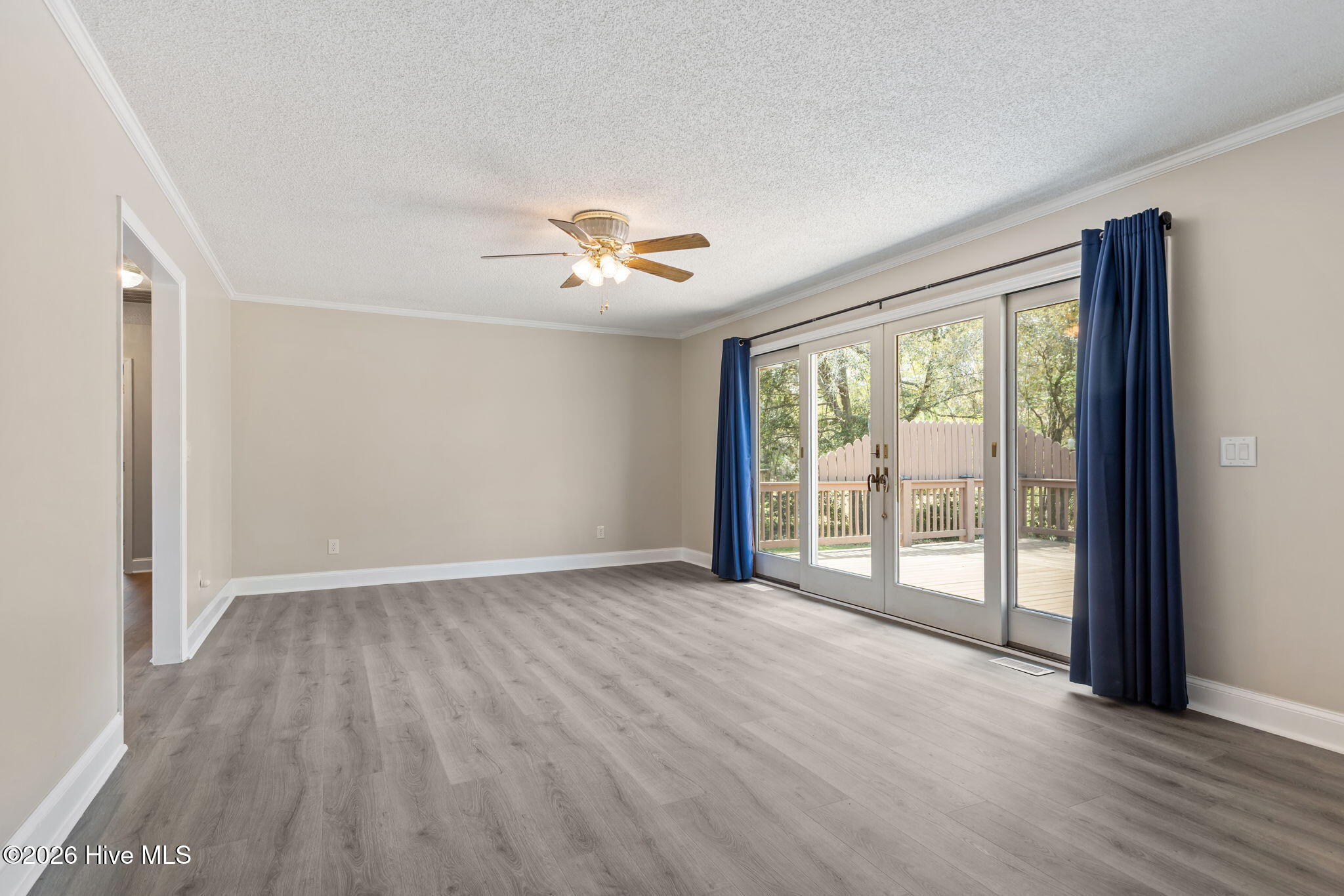 100566474 | Photo 30