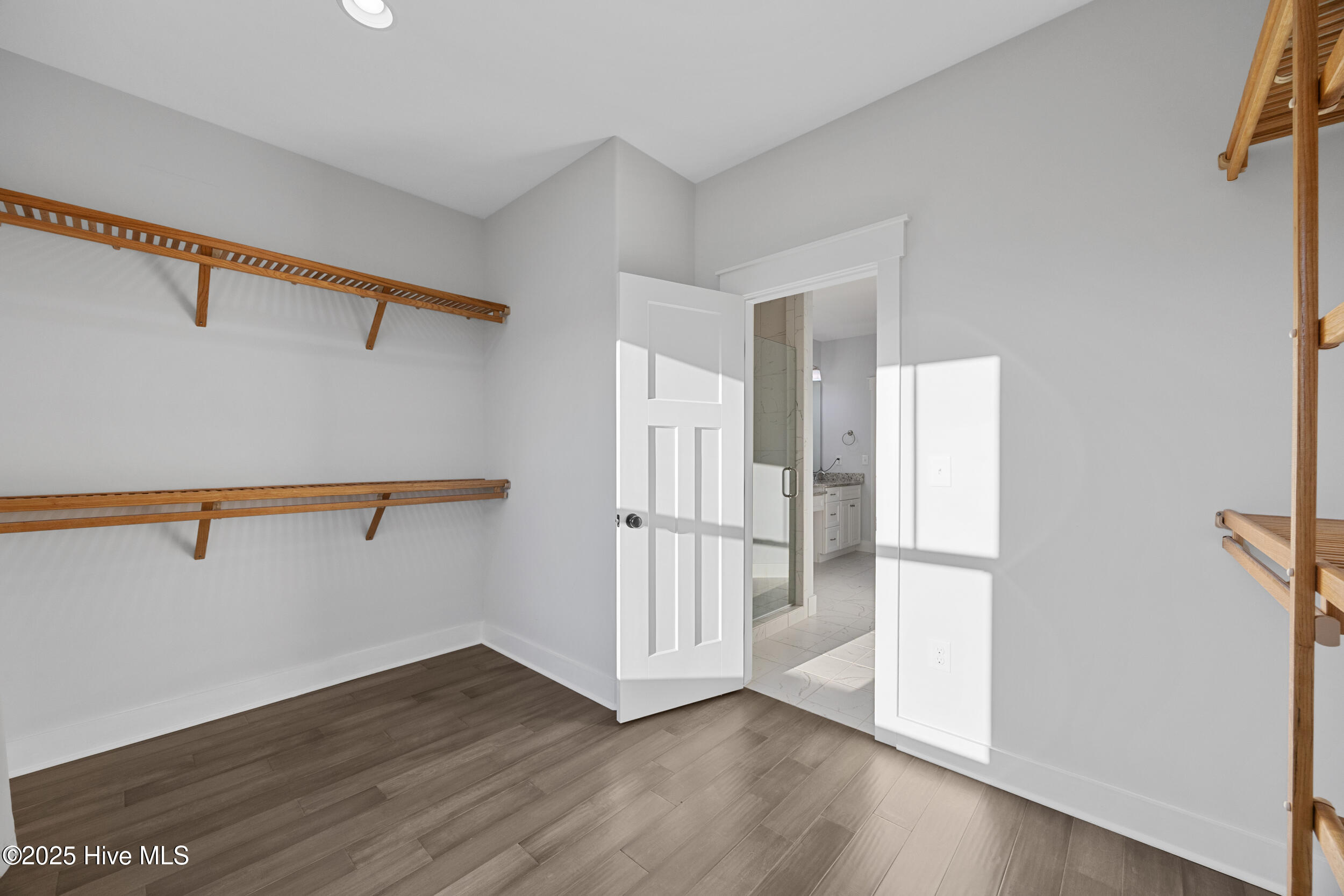 100545820 | Photo 21