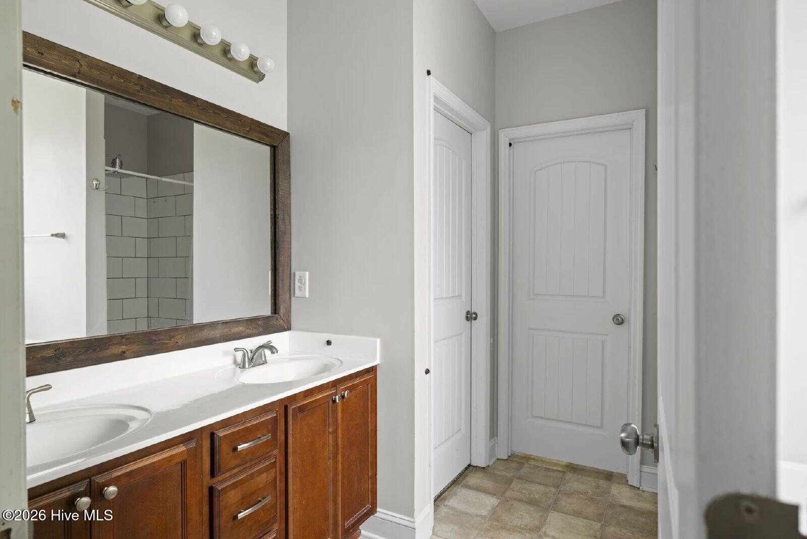 100577719 | Photo 19