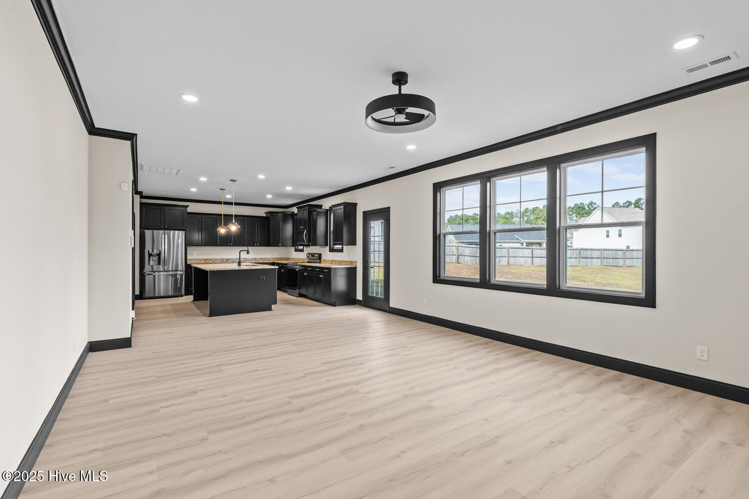 100536323 | Photo 13