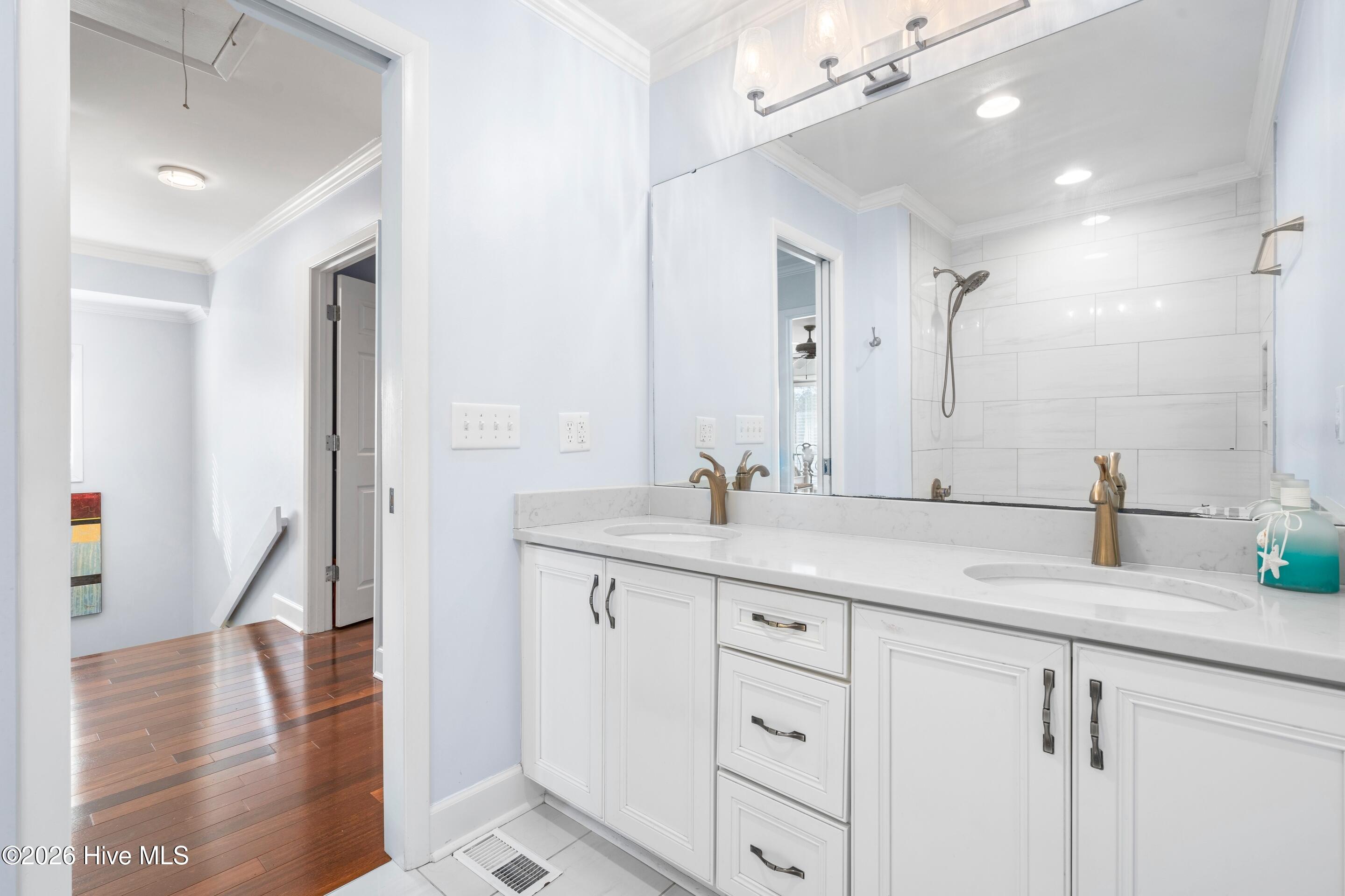 100548419 | Photo 34