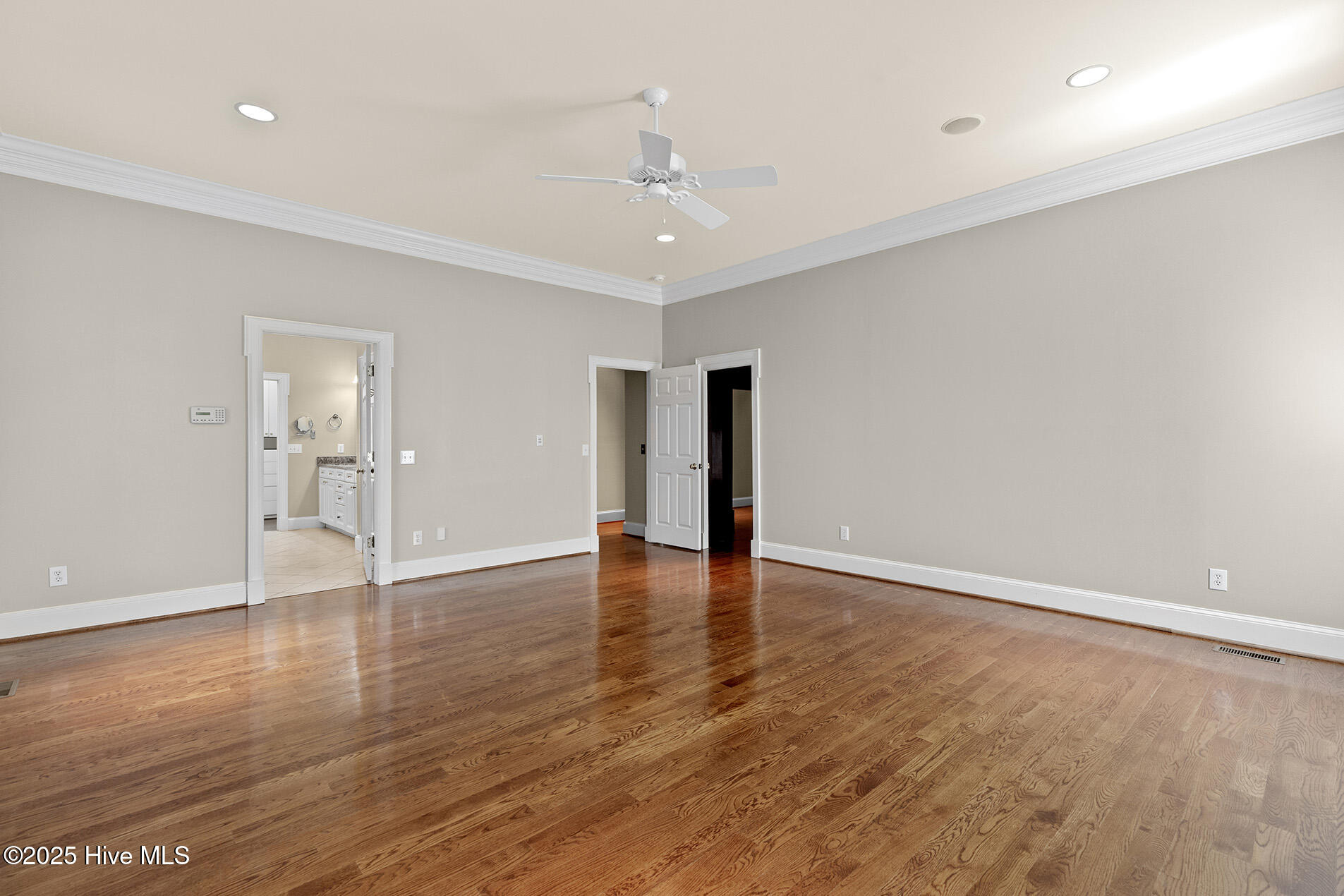 100545737 | Photo 41