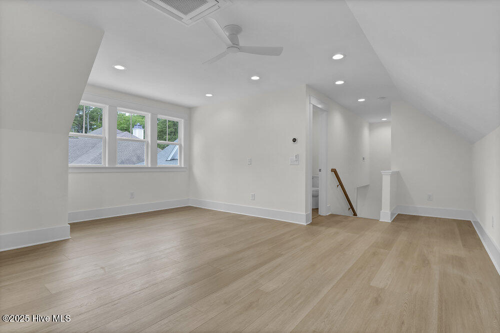 100566055 | Photo 23