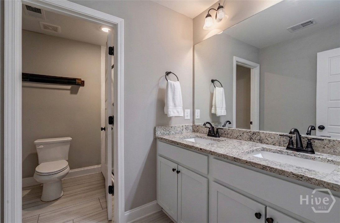 Upstairs Full Bathroom