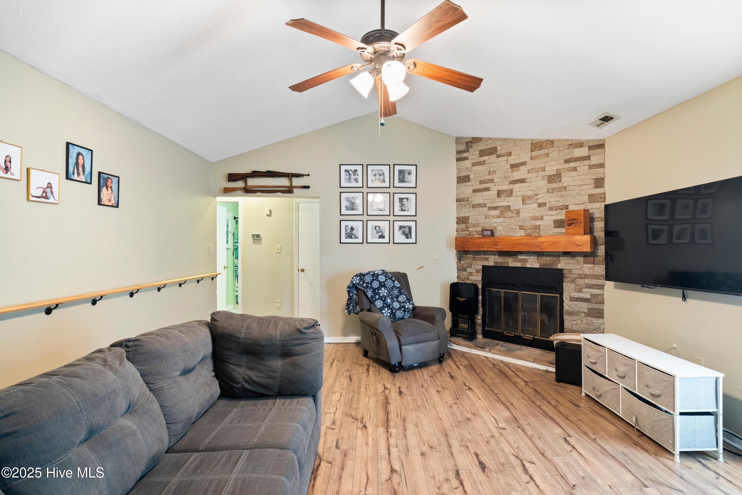 100537025 | Photo 11