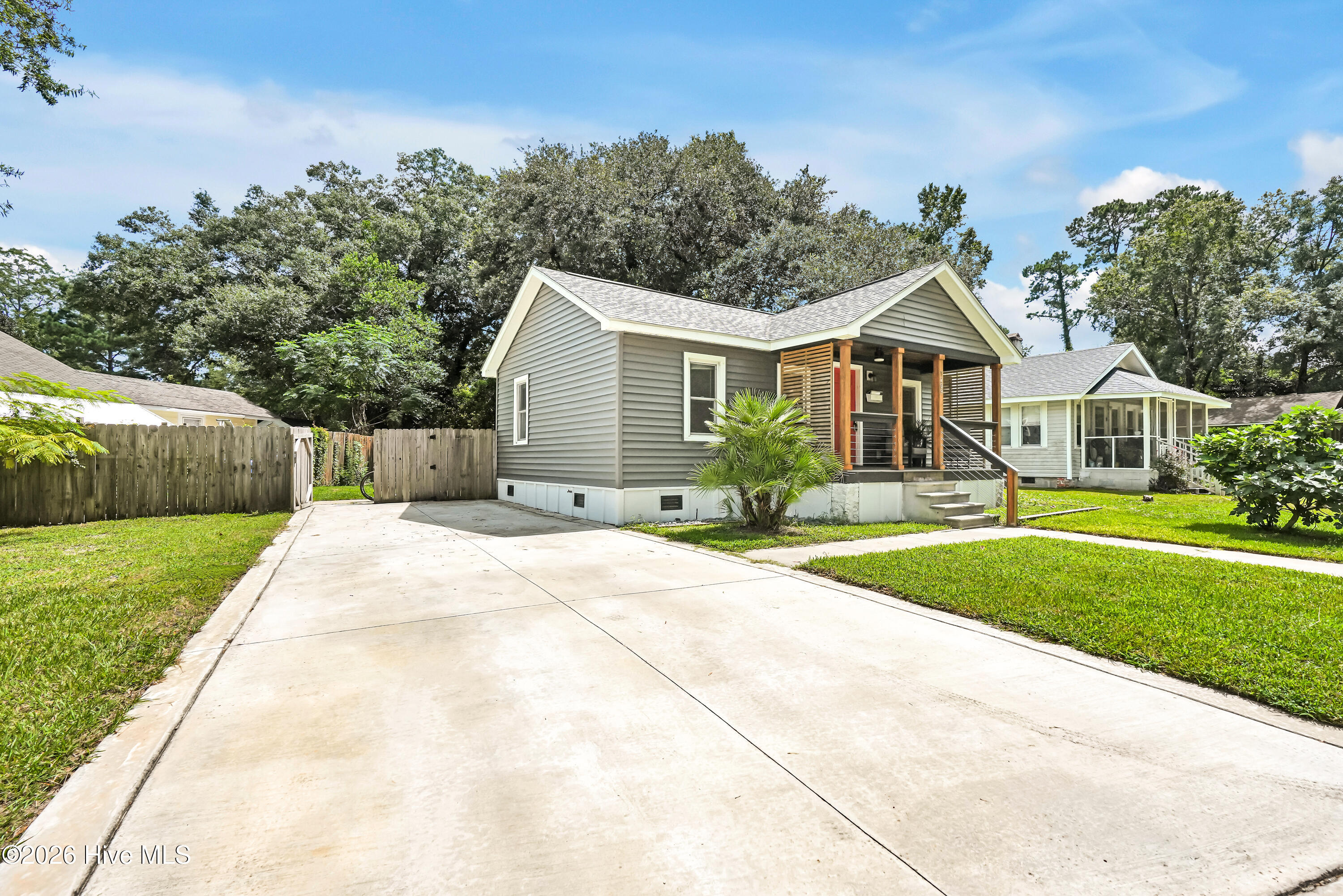 Photo 2 of Single family home for sale at 1209 Spofford Cir, Wilmington, NC 28403 | MLS# 100608304 | Listing updated on 2026-10-05