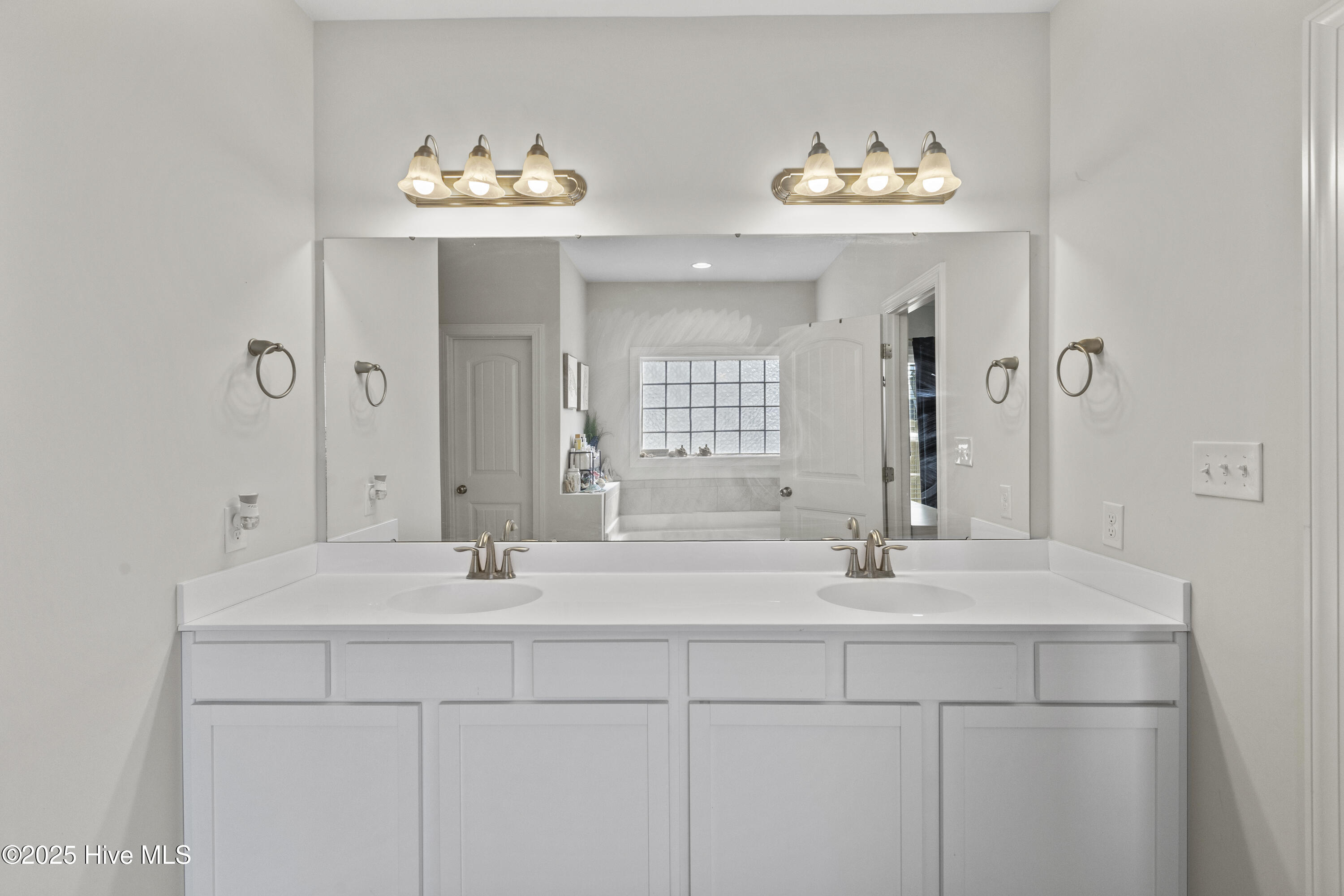 100518858 | Photo 25