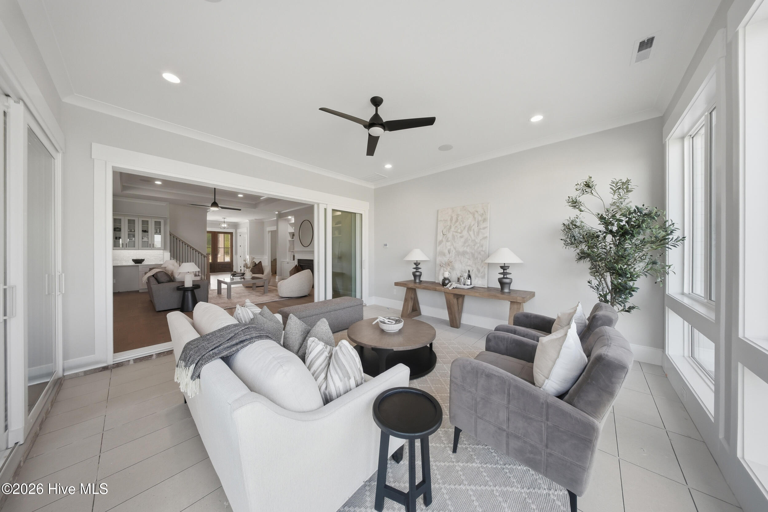 100567785 | Photo 39