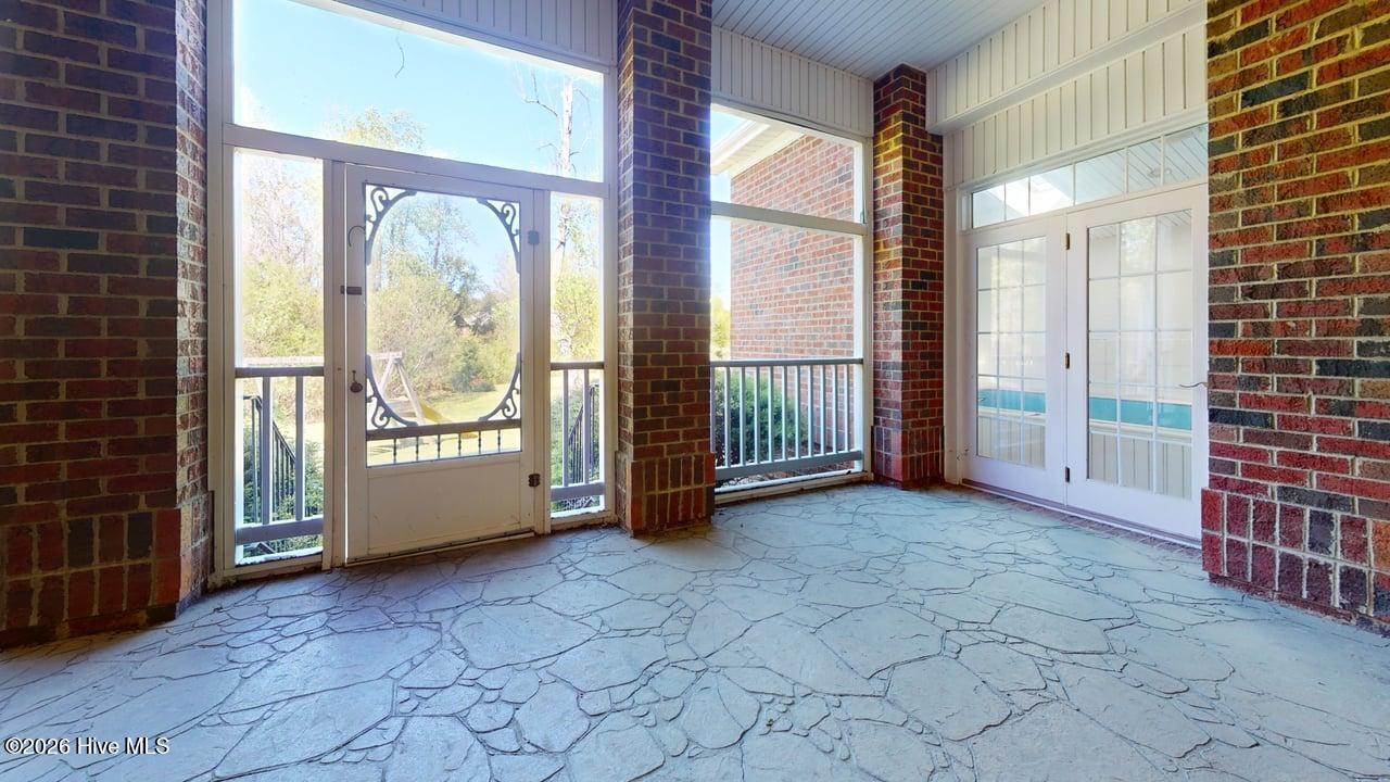 100568487 | Photo 57