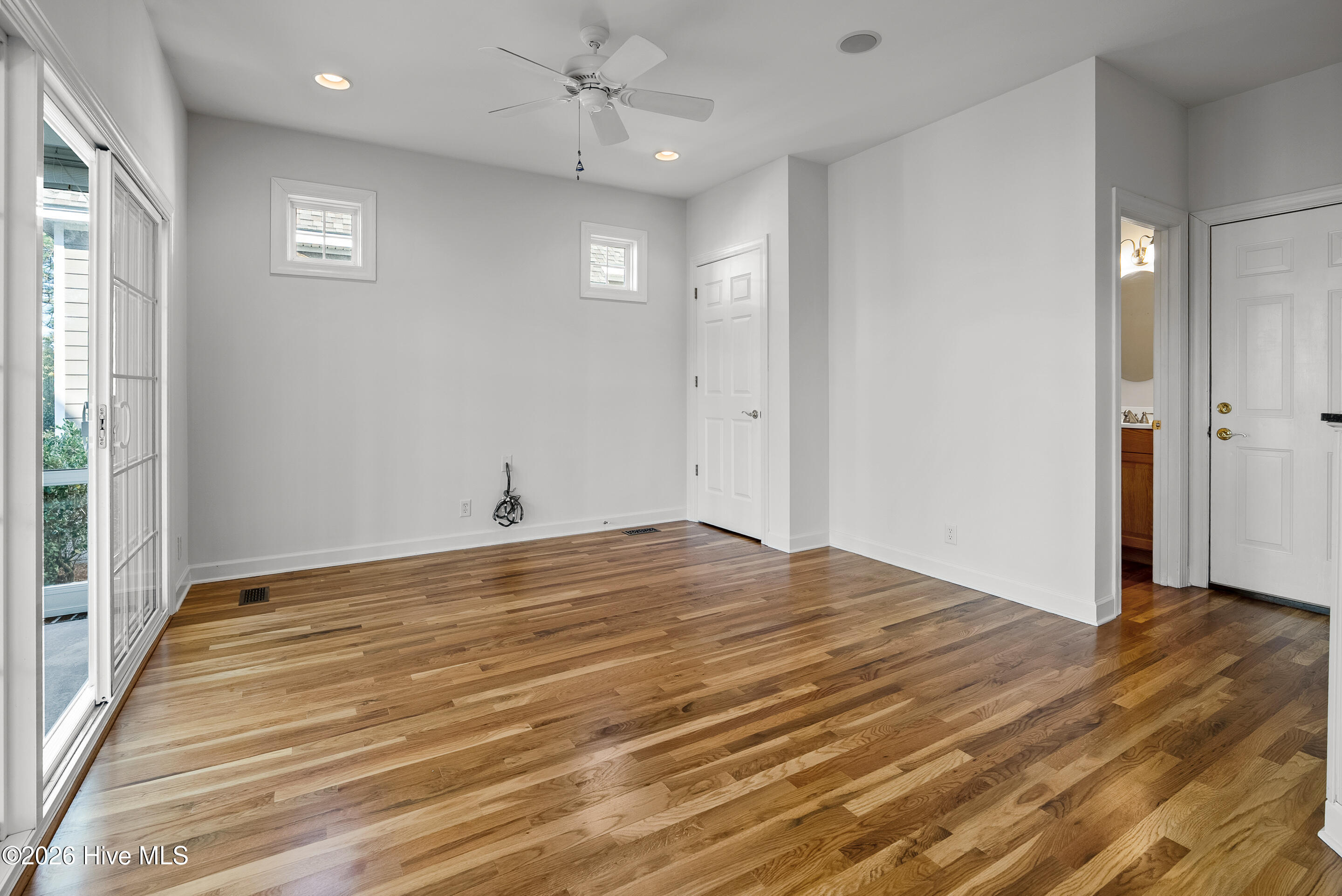 100558989 | Photo 14