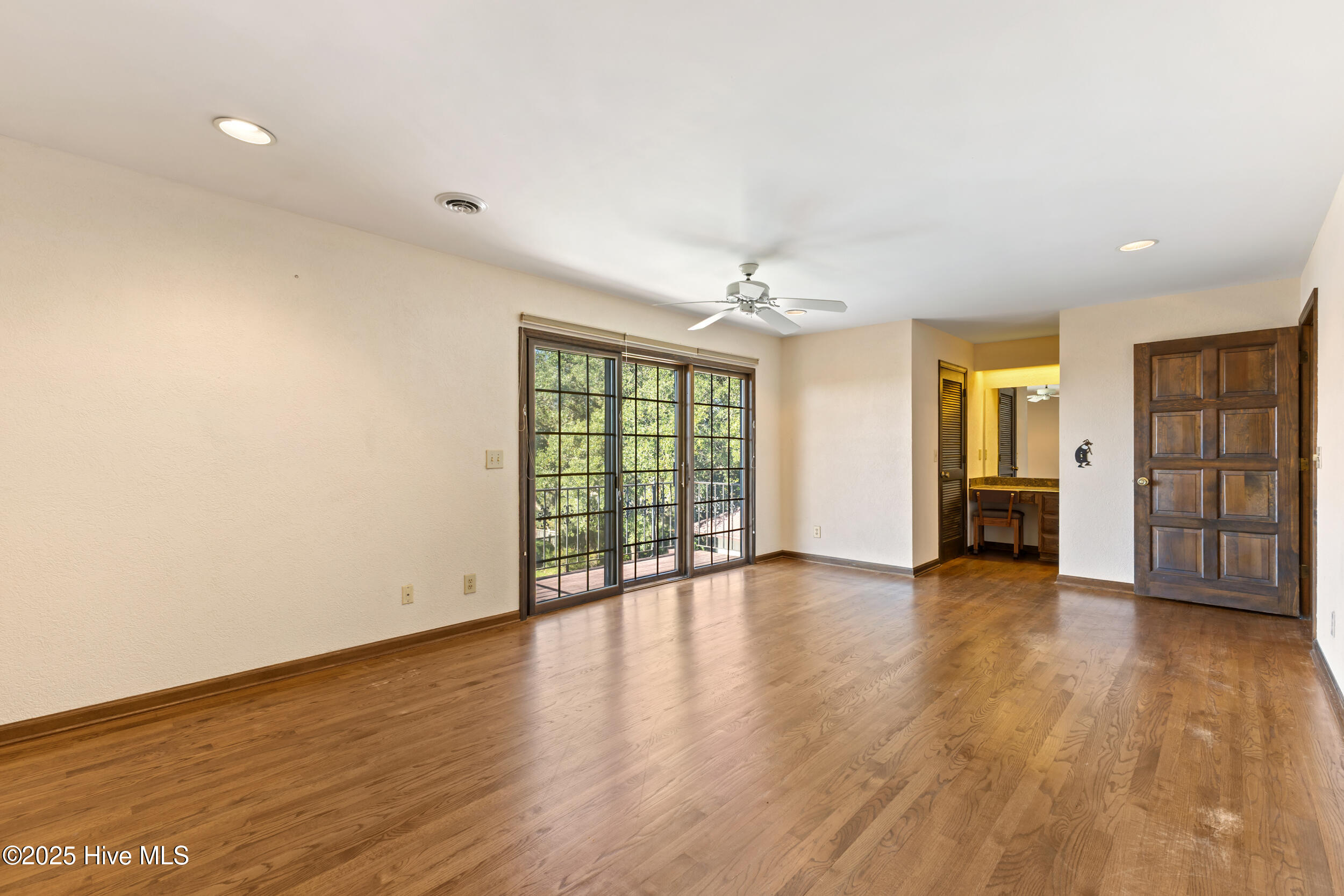 100541018 | Photo 32