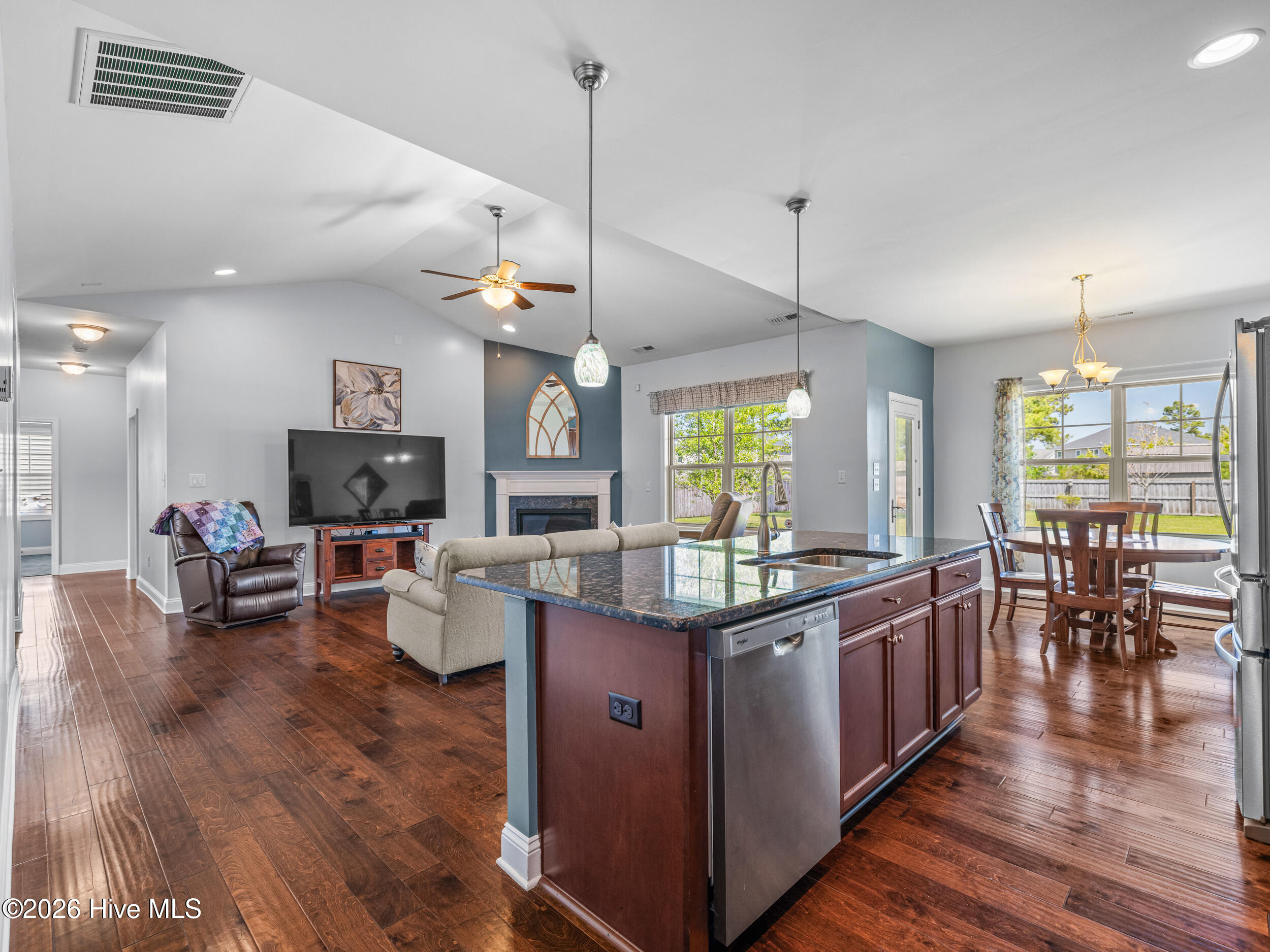 100567320 | Photo 21