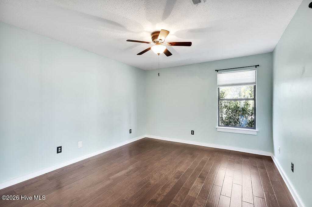 100556697 | Photo 24