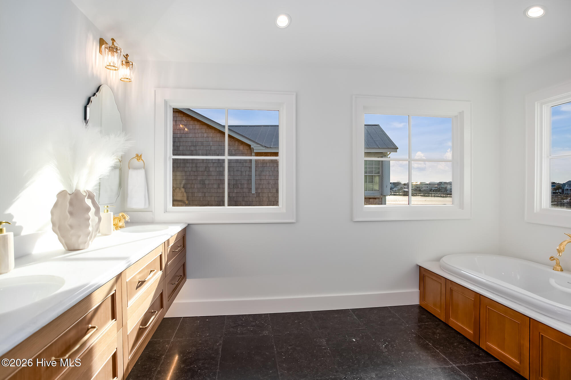 100550703 | Photo 36