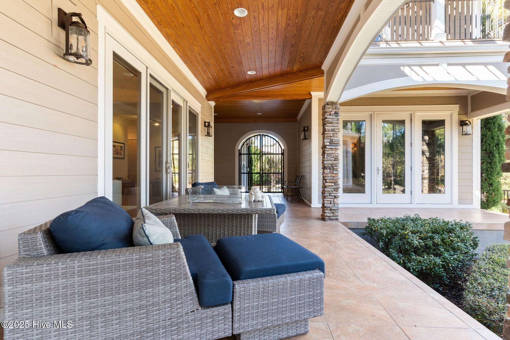 100540302 | Photo 17