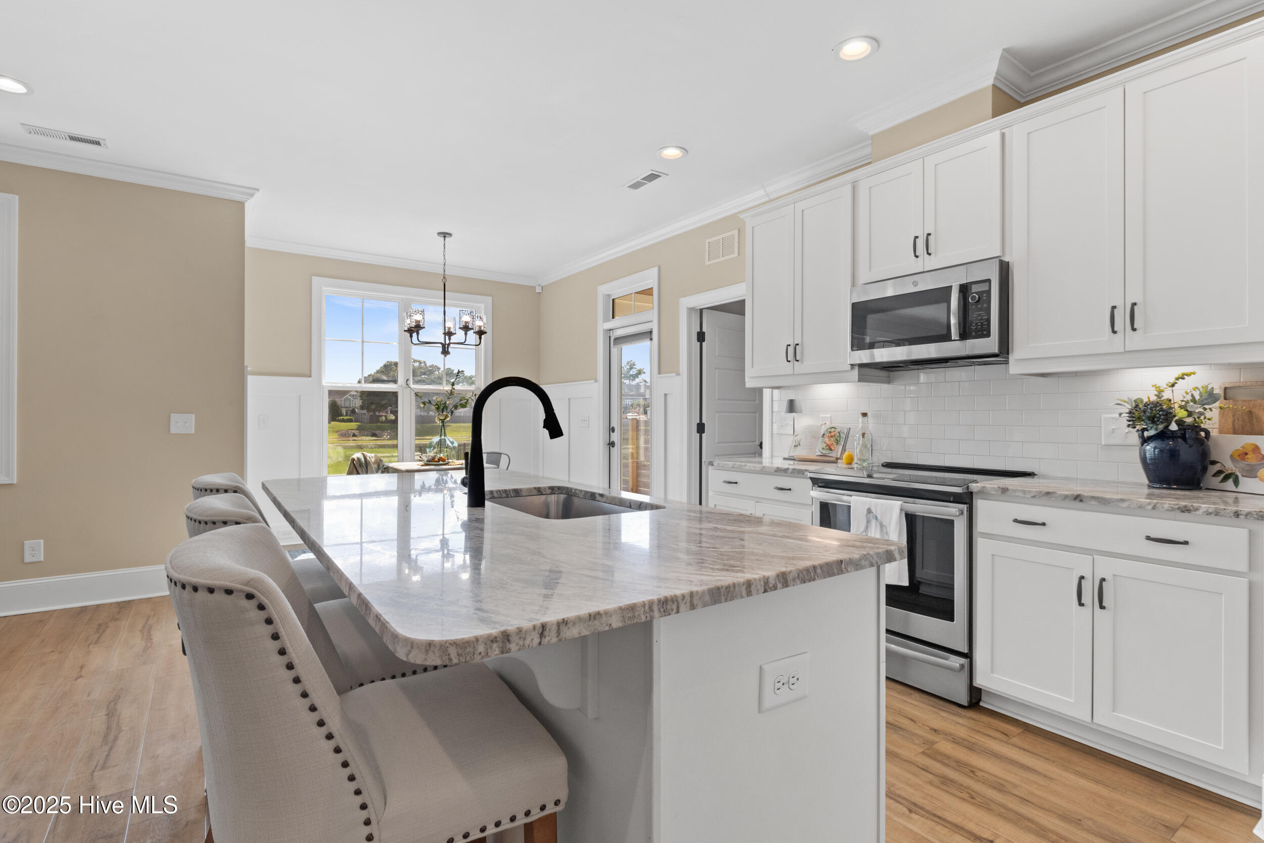 100528109 | Photo 16