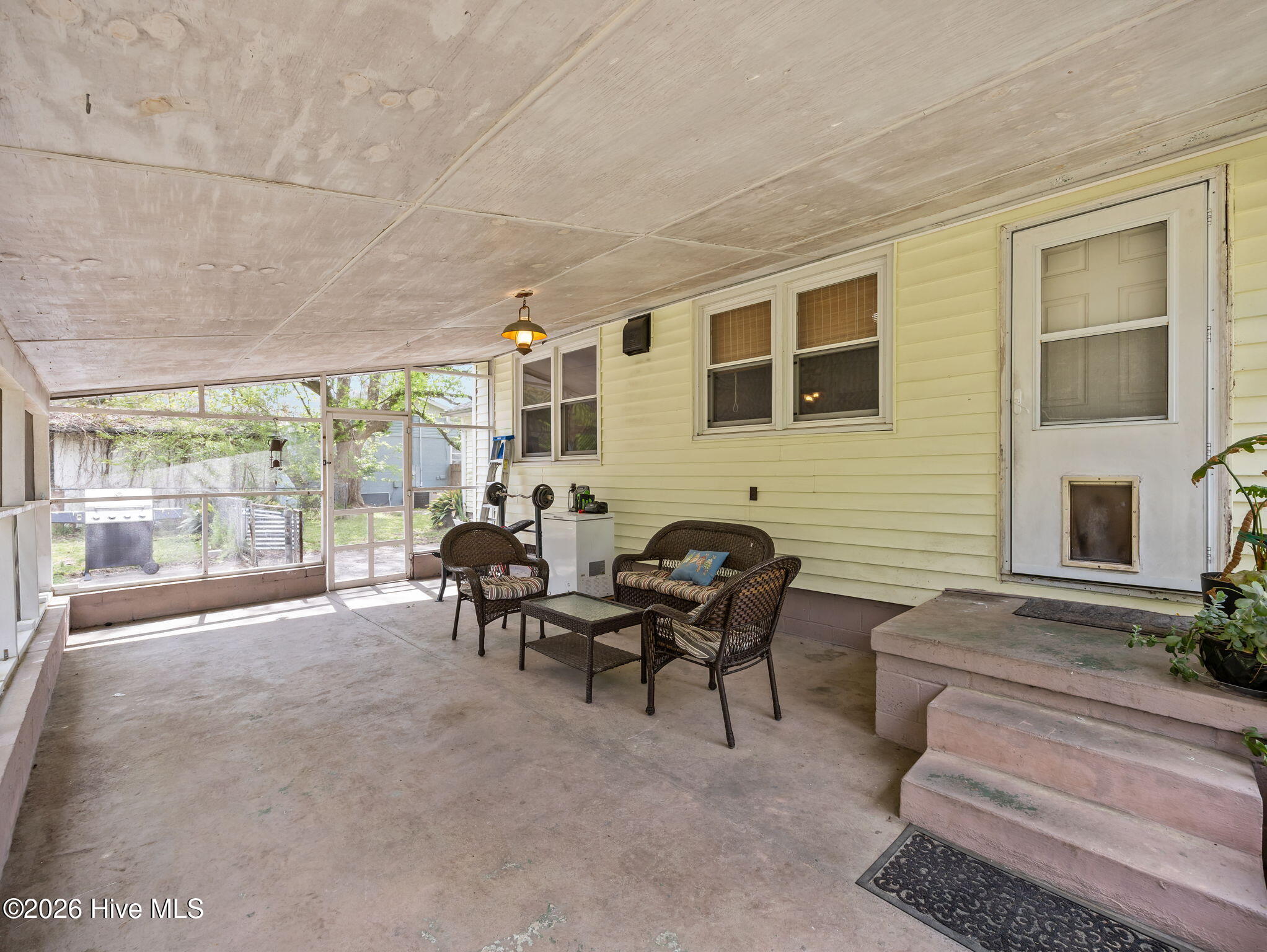 100563100 | Photo 21