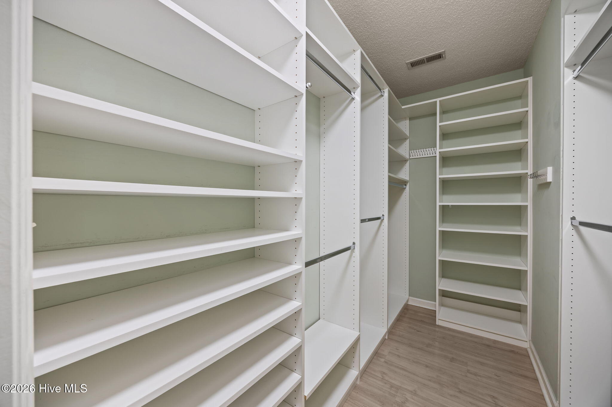 100565188 | Photo 24