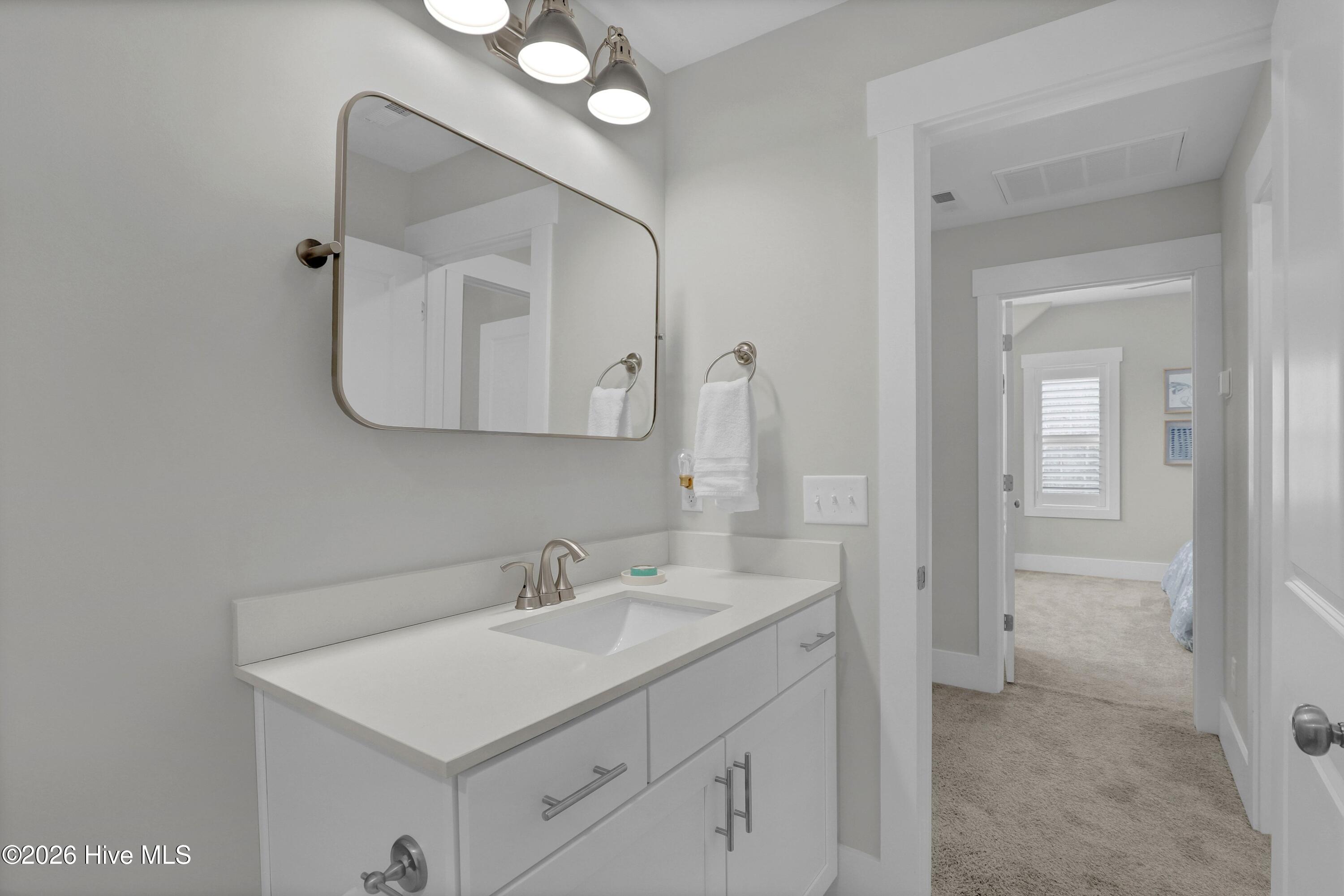 100565669 | Photo 31