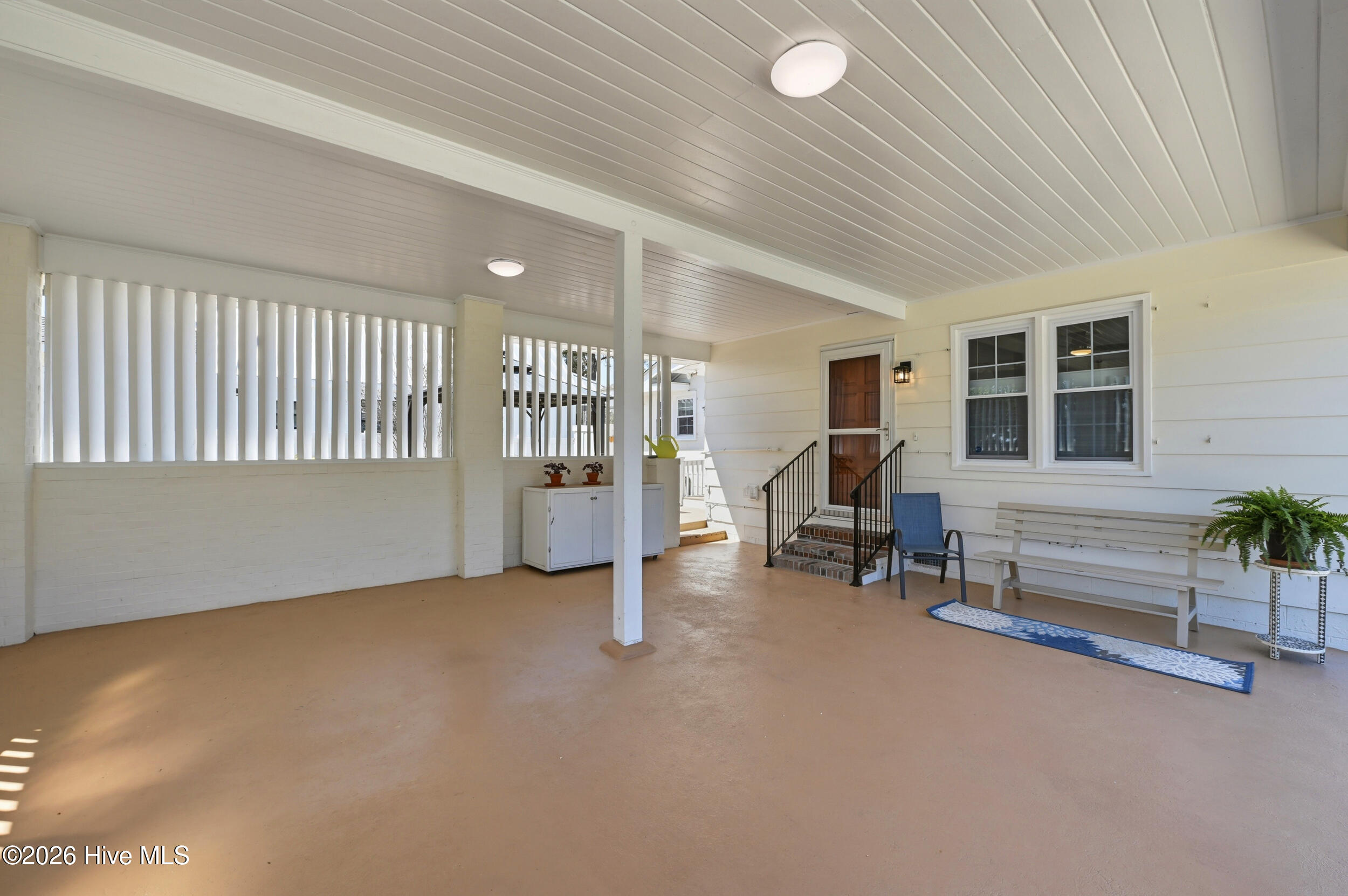 100570502 | Photo 32