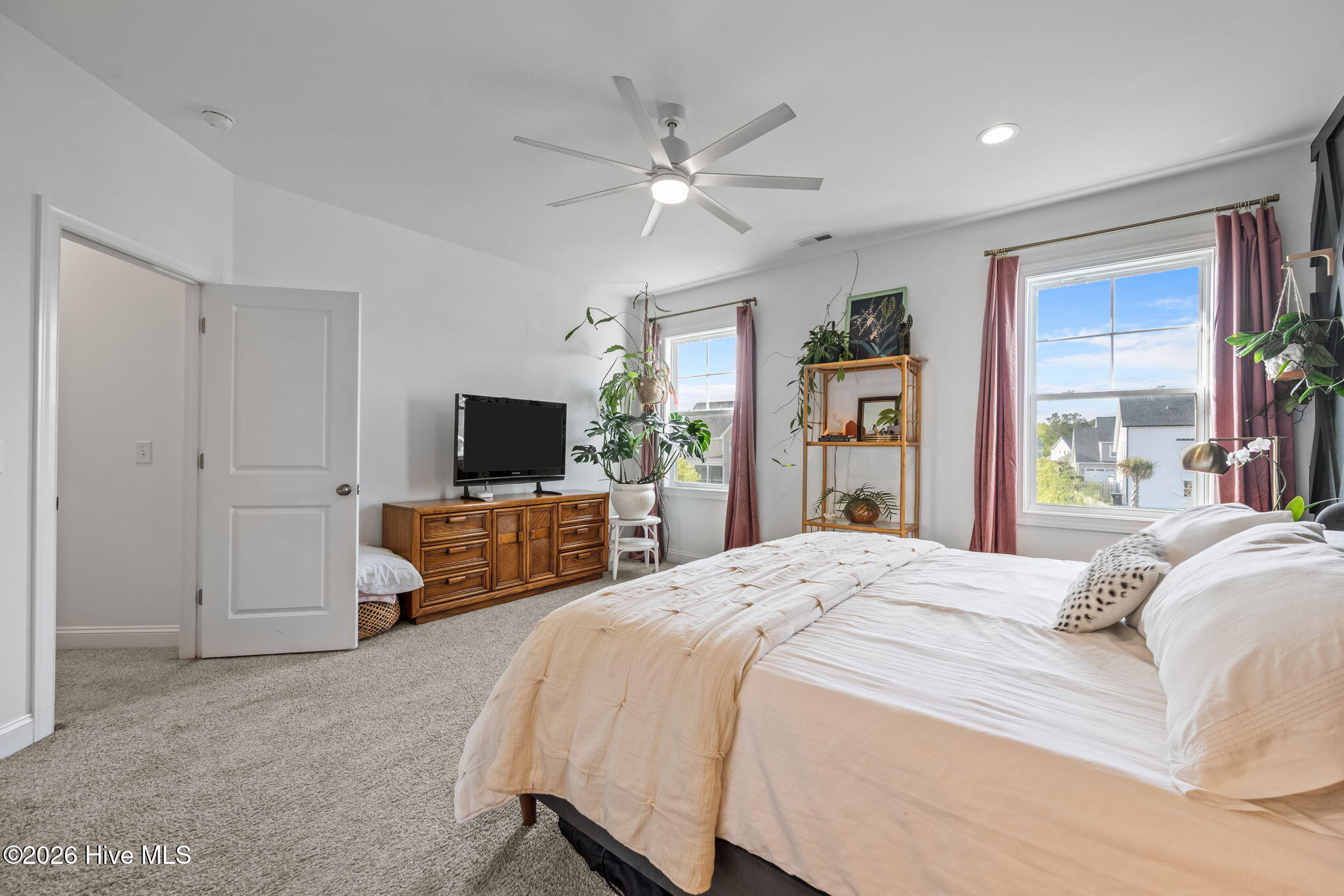 100566111 | Photo 23