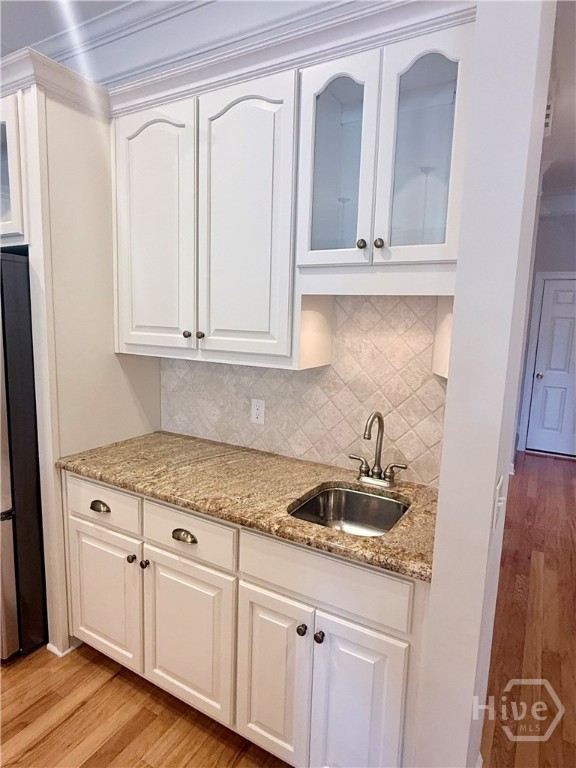 Wet bar in kitchen