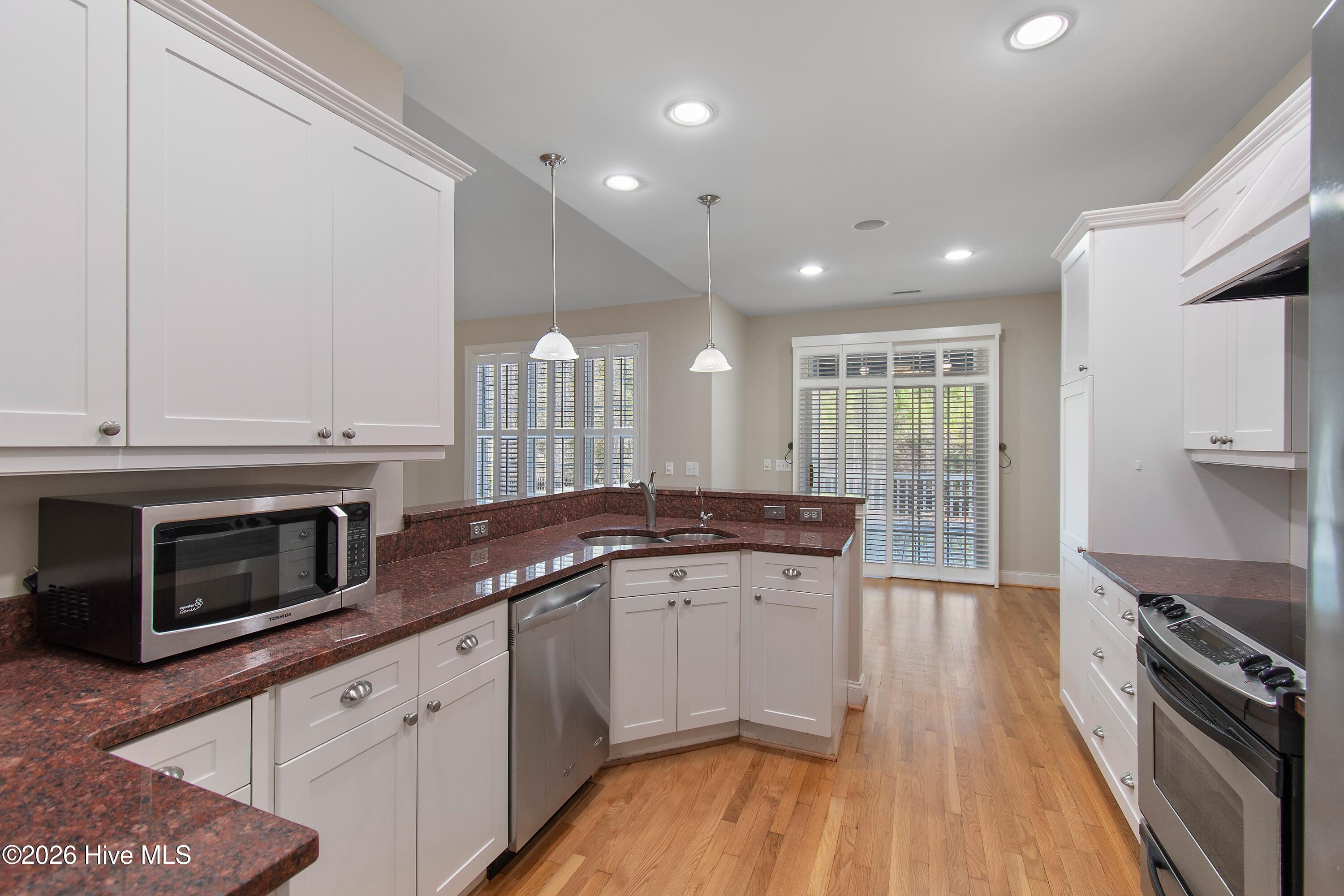 100561383 | Photo 12