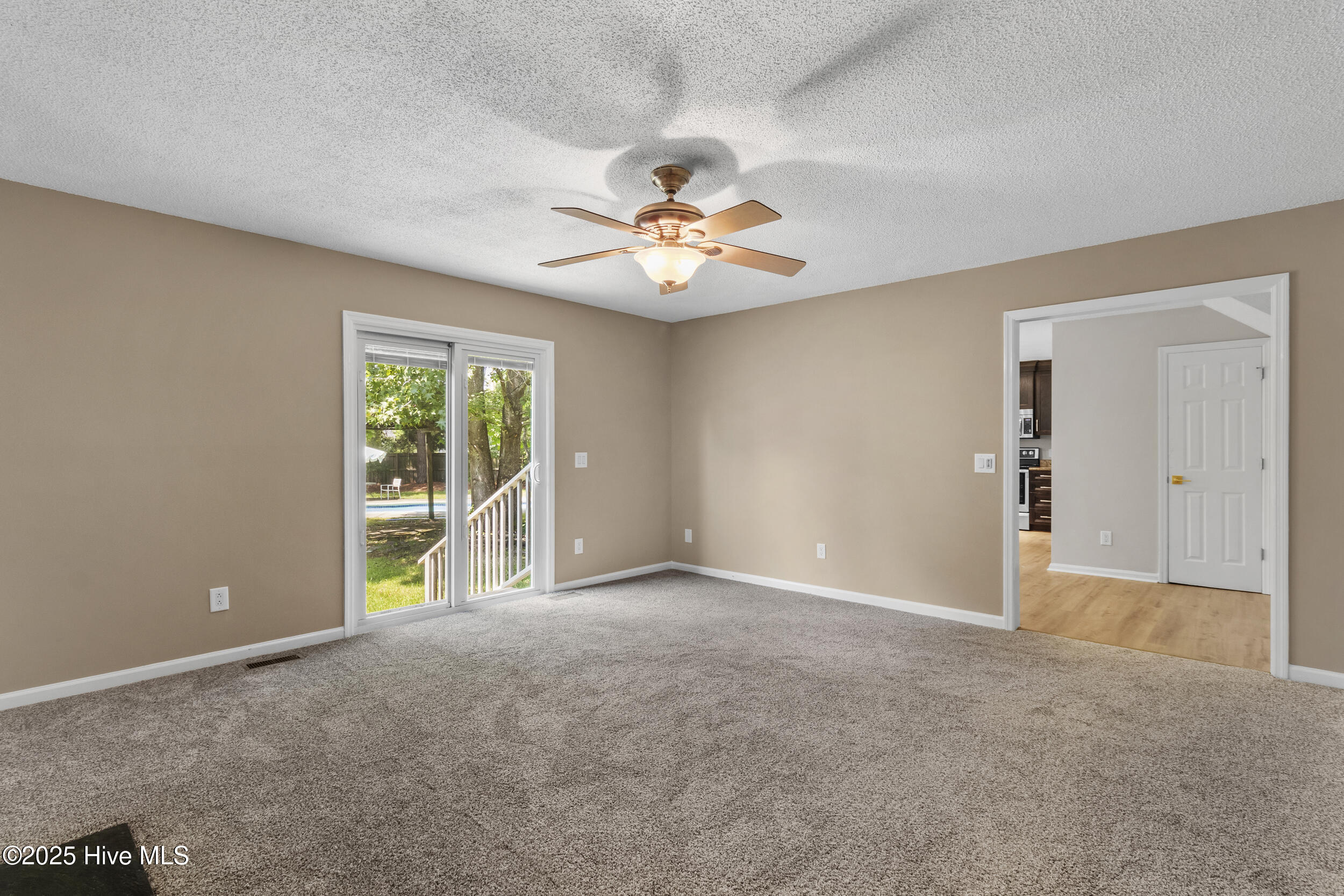 100526469 | Photo 14