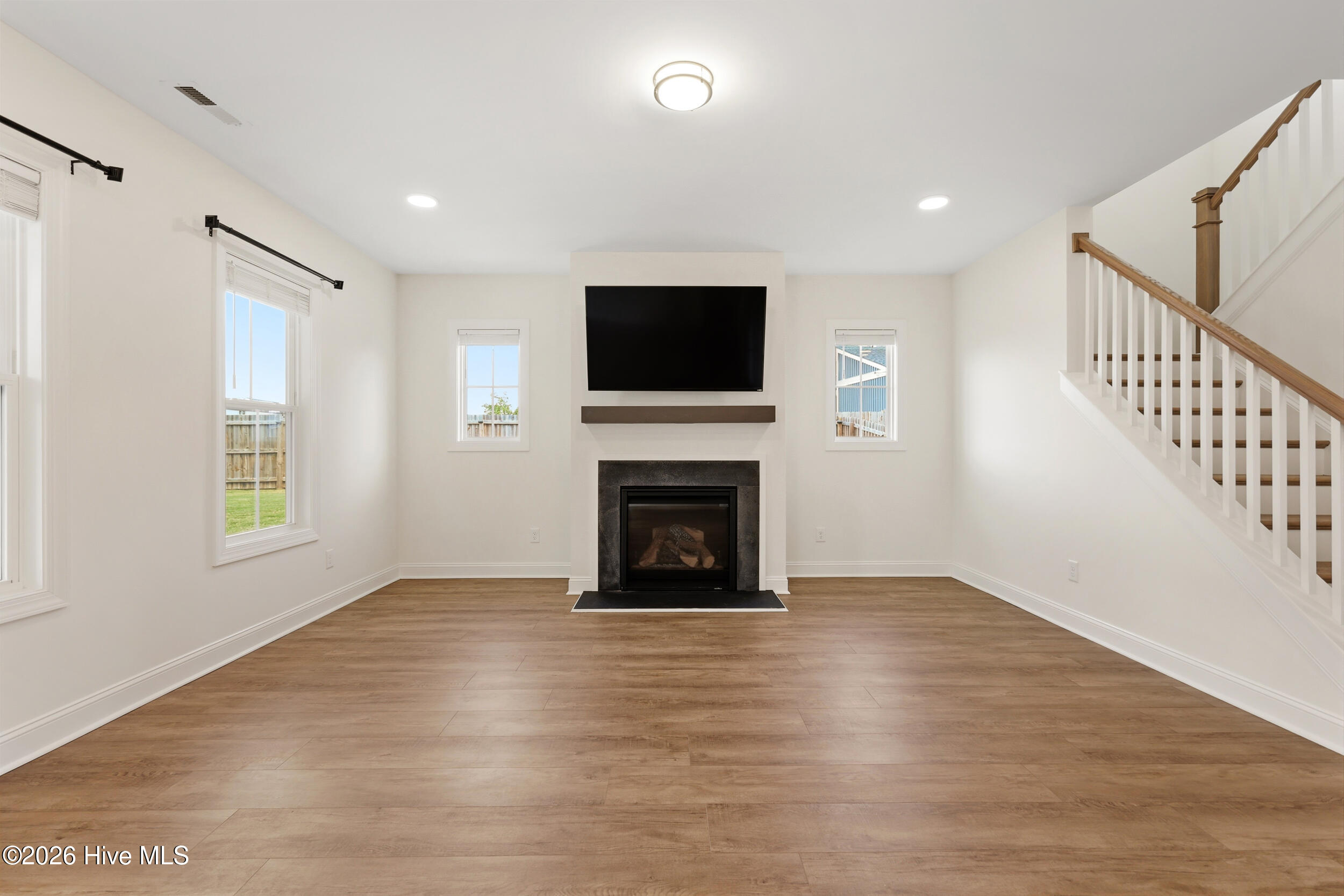 100570629 | Photo 11