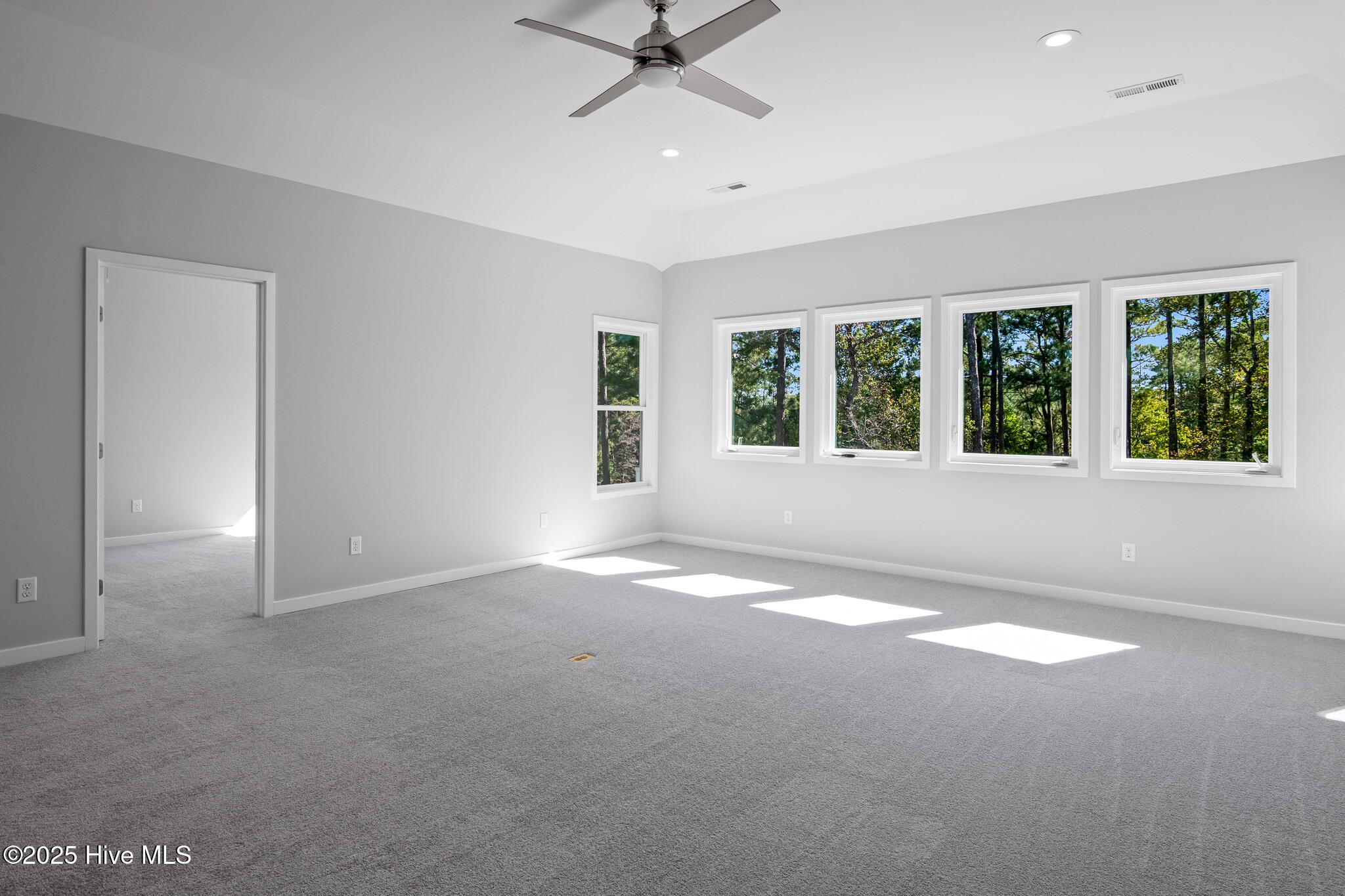 100540412 | Photo 47