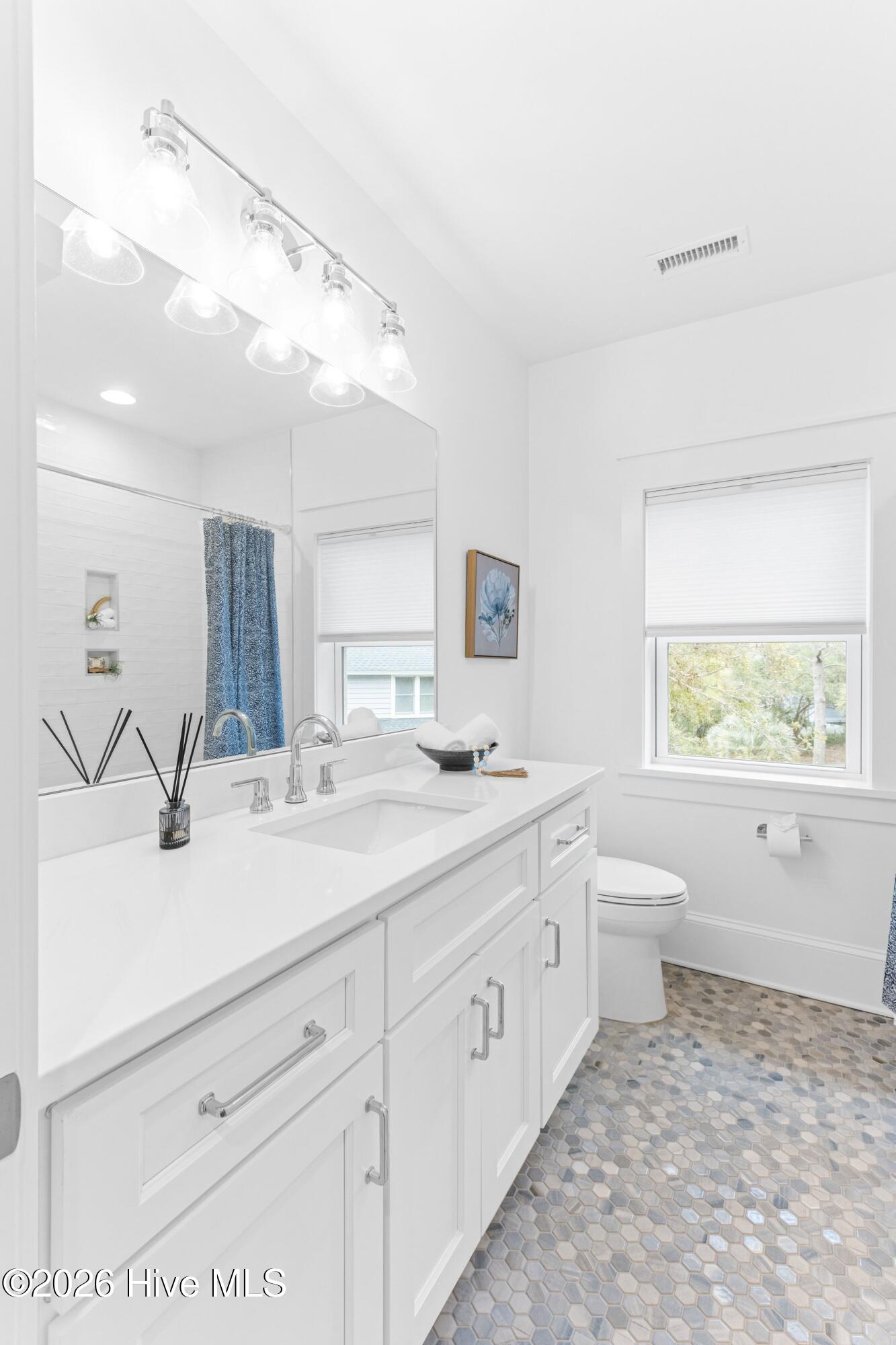 100554015 | Photo 43