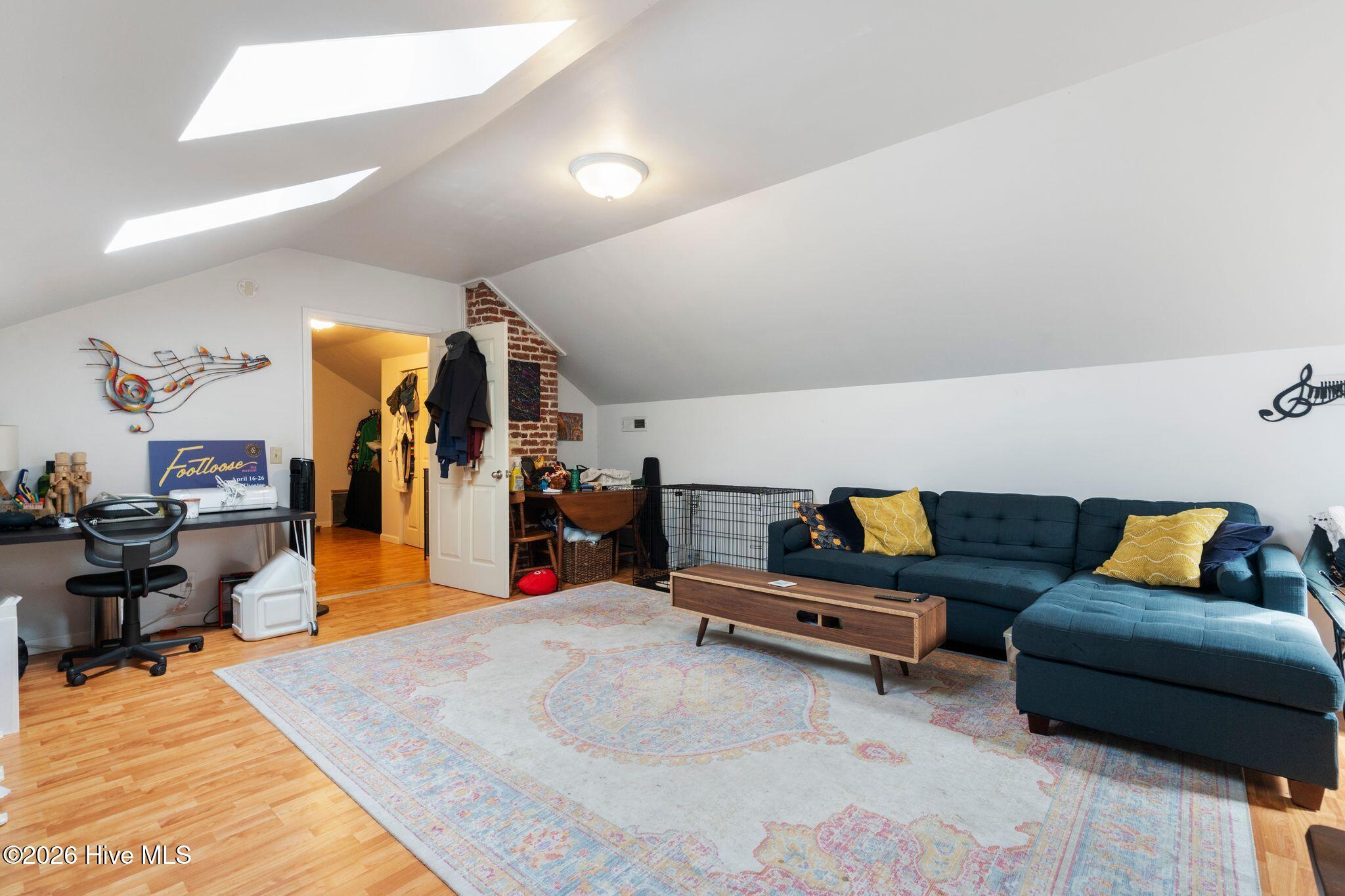 100570327 | Photo 45