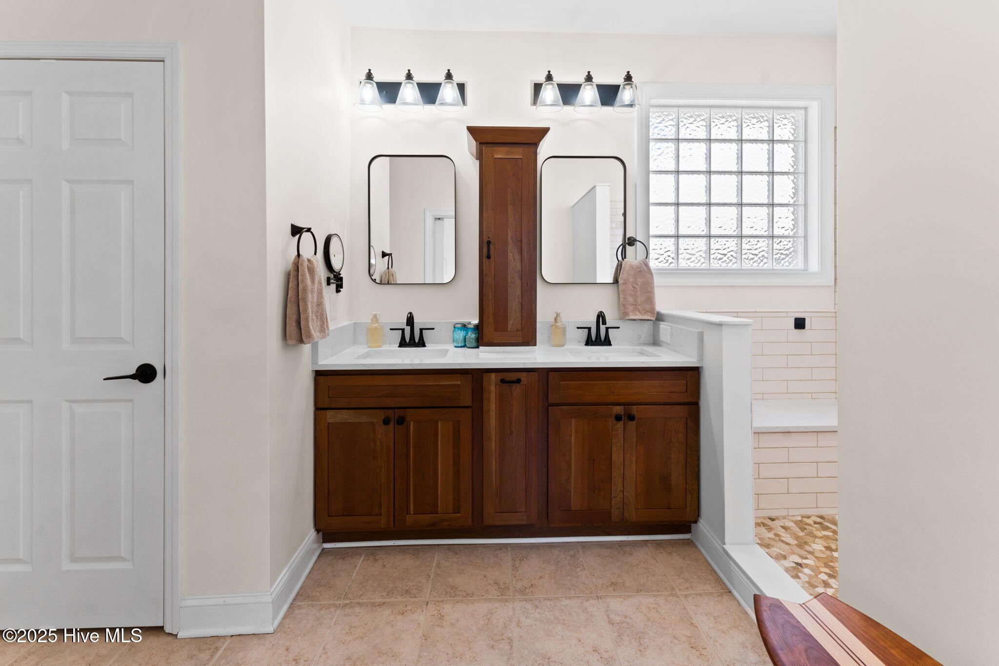 100528082 | Photo 13