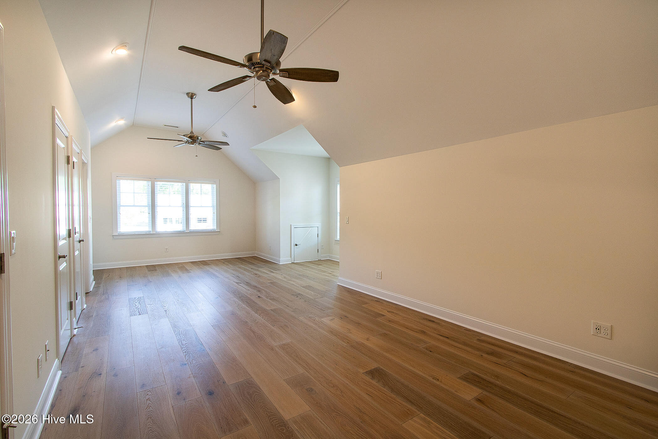 100568588 | Photo 35