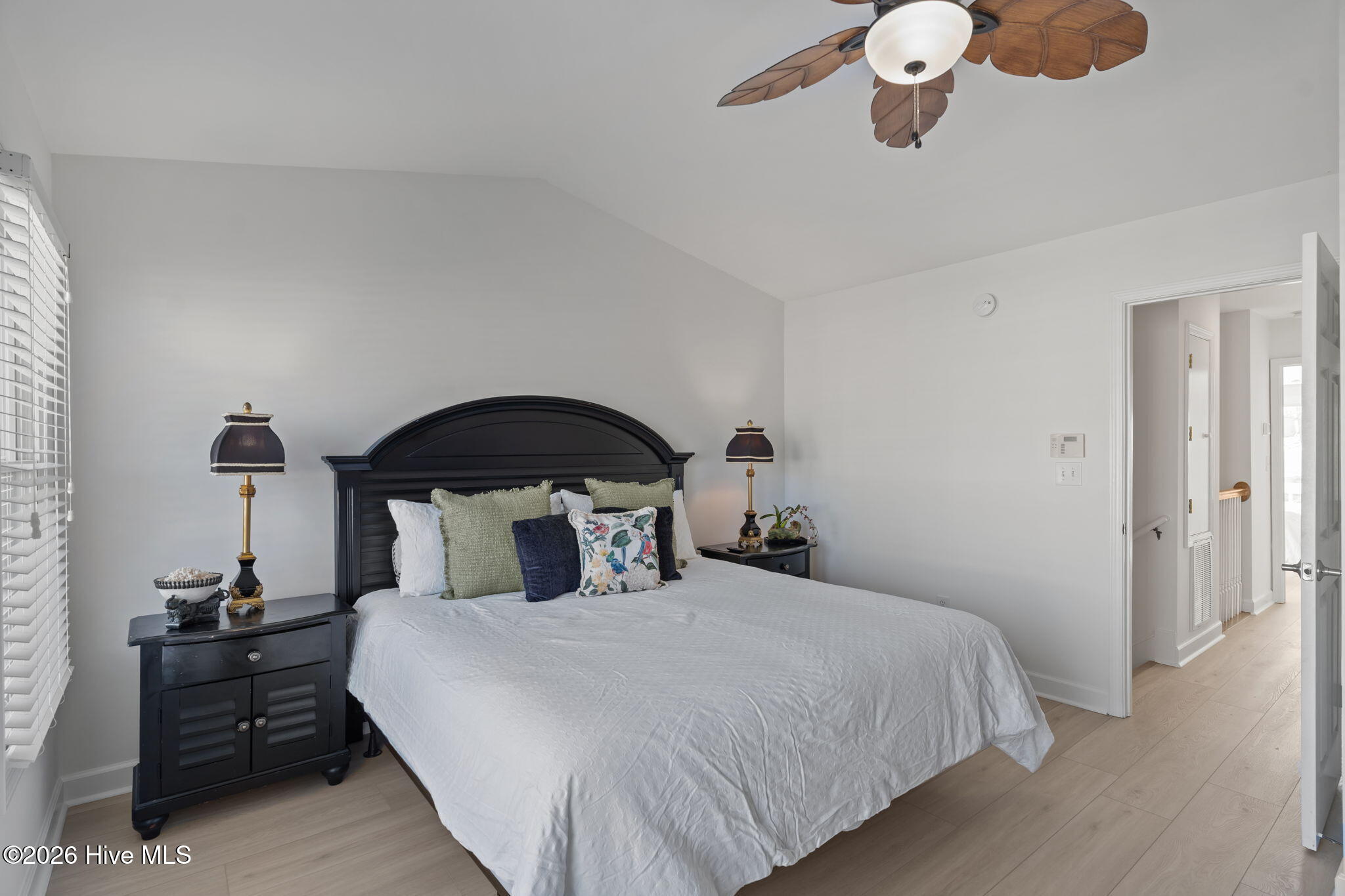 100563044 | Photo 27