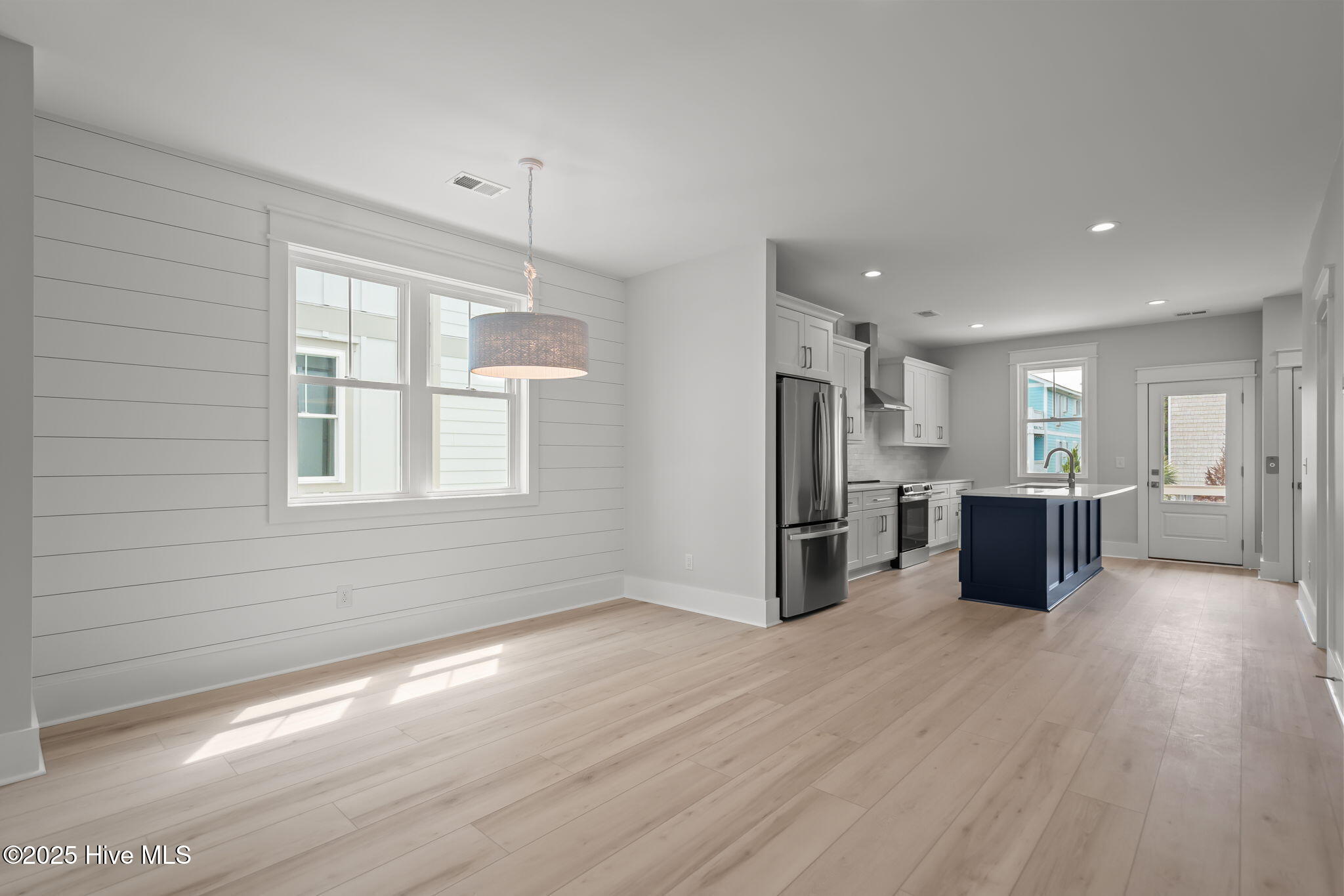 100537880 | Photo 23