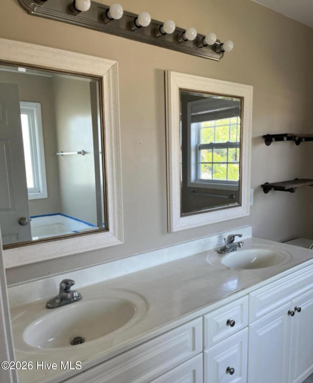 100548723 | Photo 13