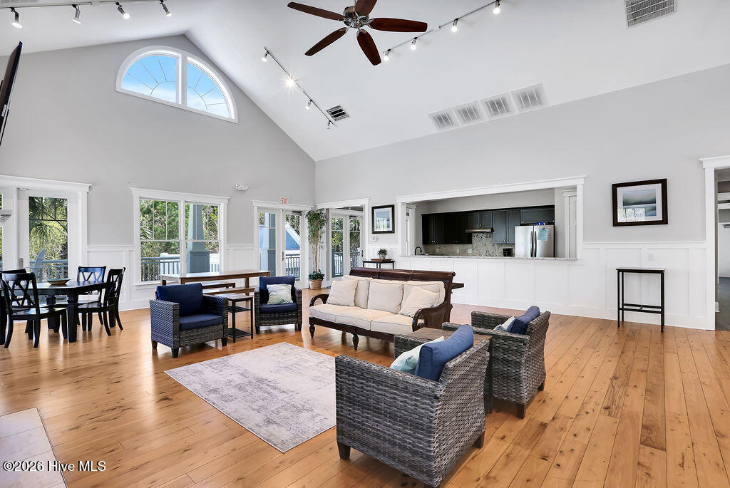 100564956 | Photo 51