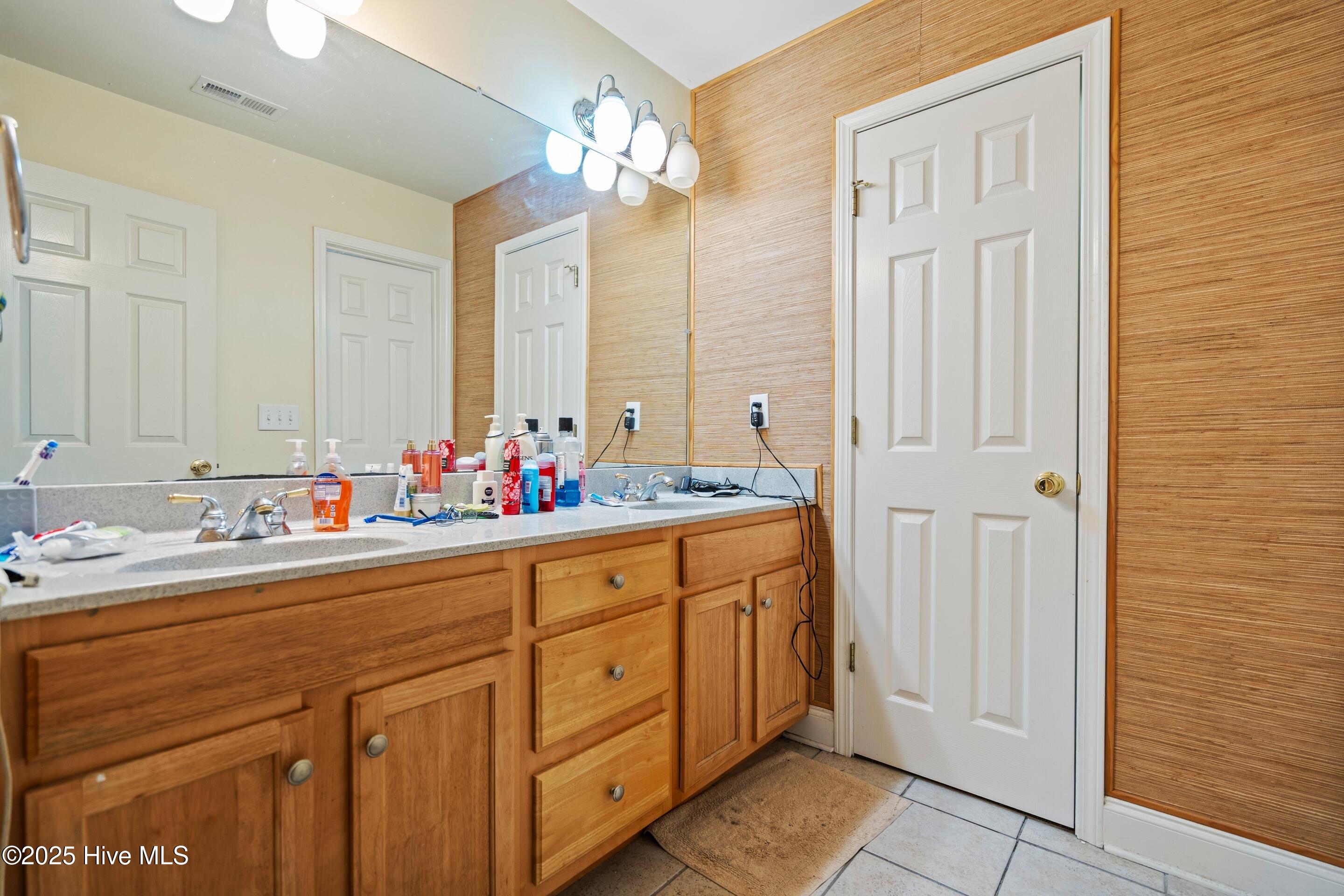 100534371 | Photo 18