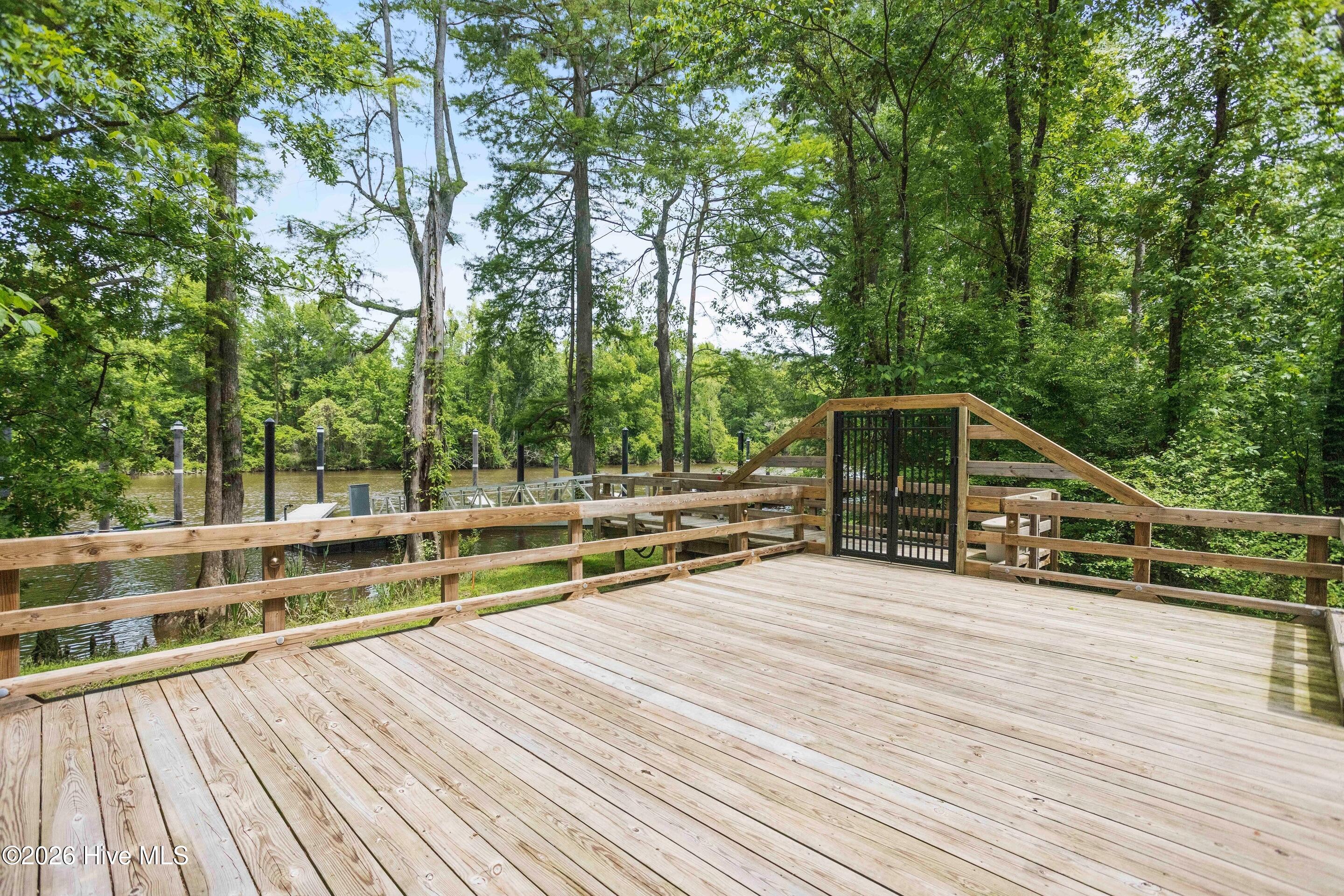 100549820 | Photo 43