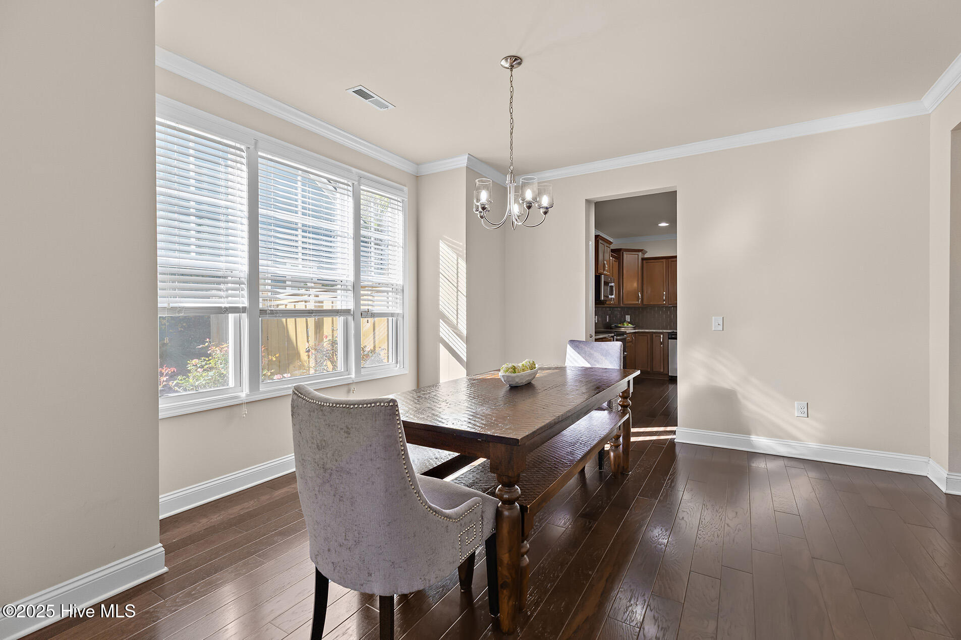 100531047 | Photo 12