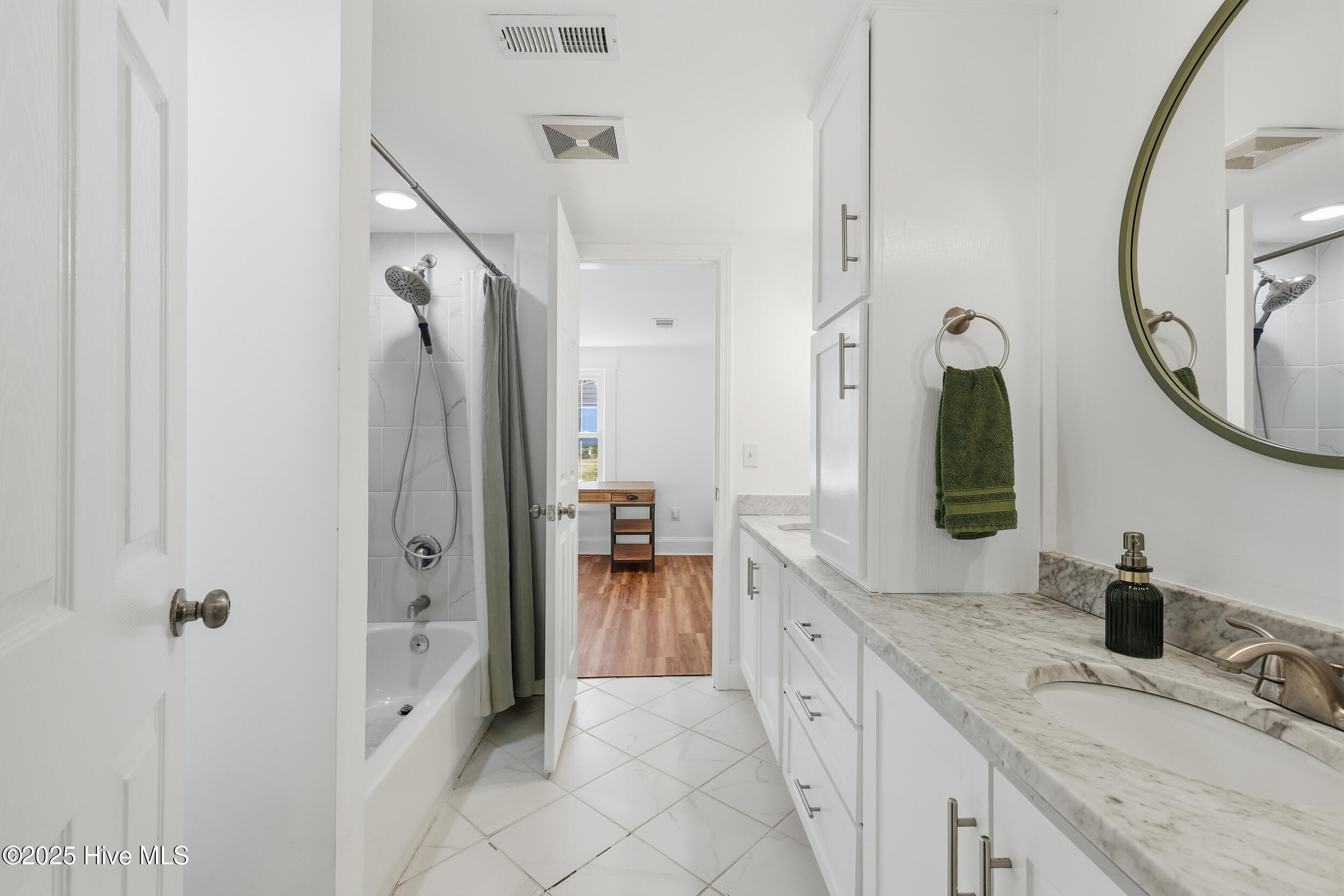 100544861 | Photo 18