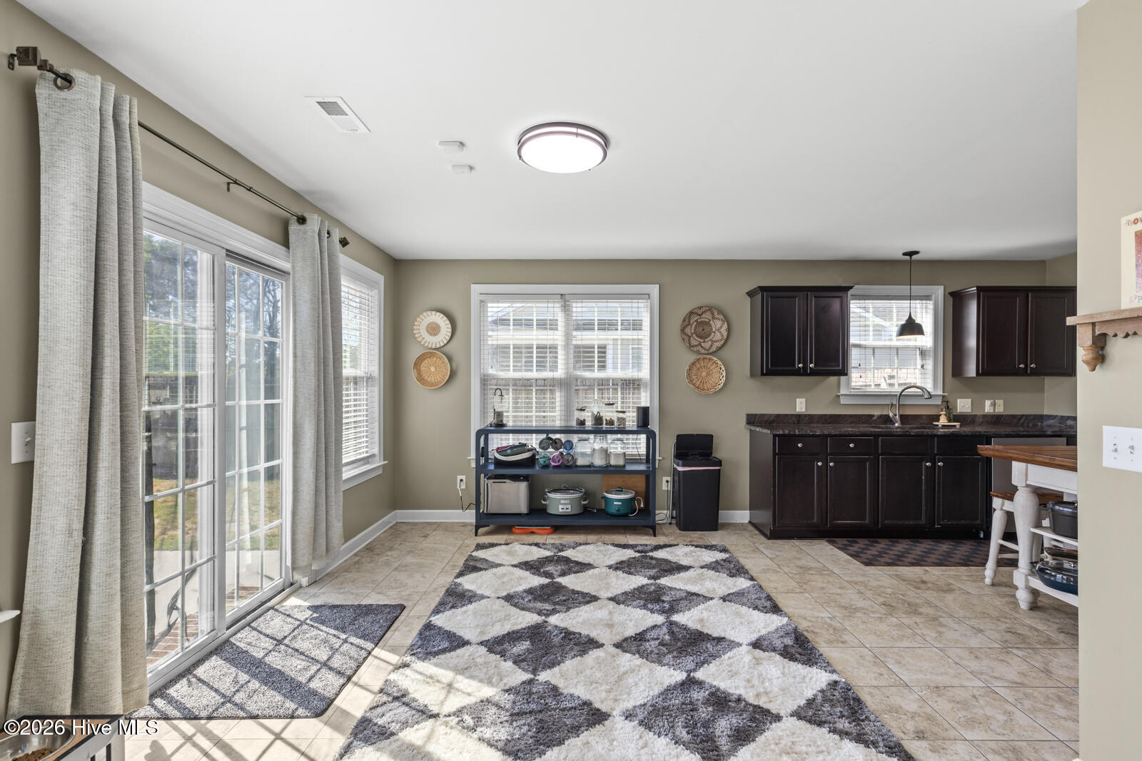 100569280 | Photo 14