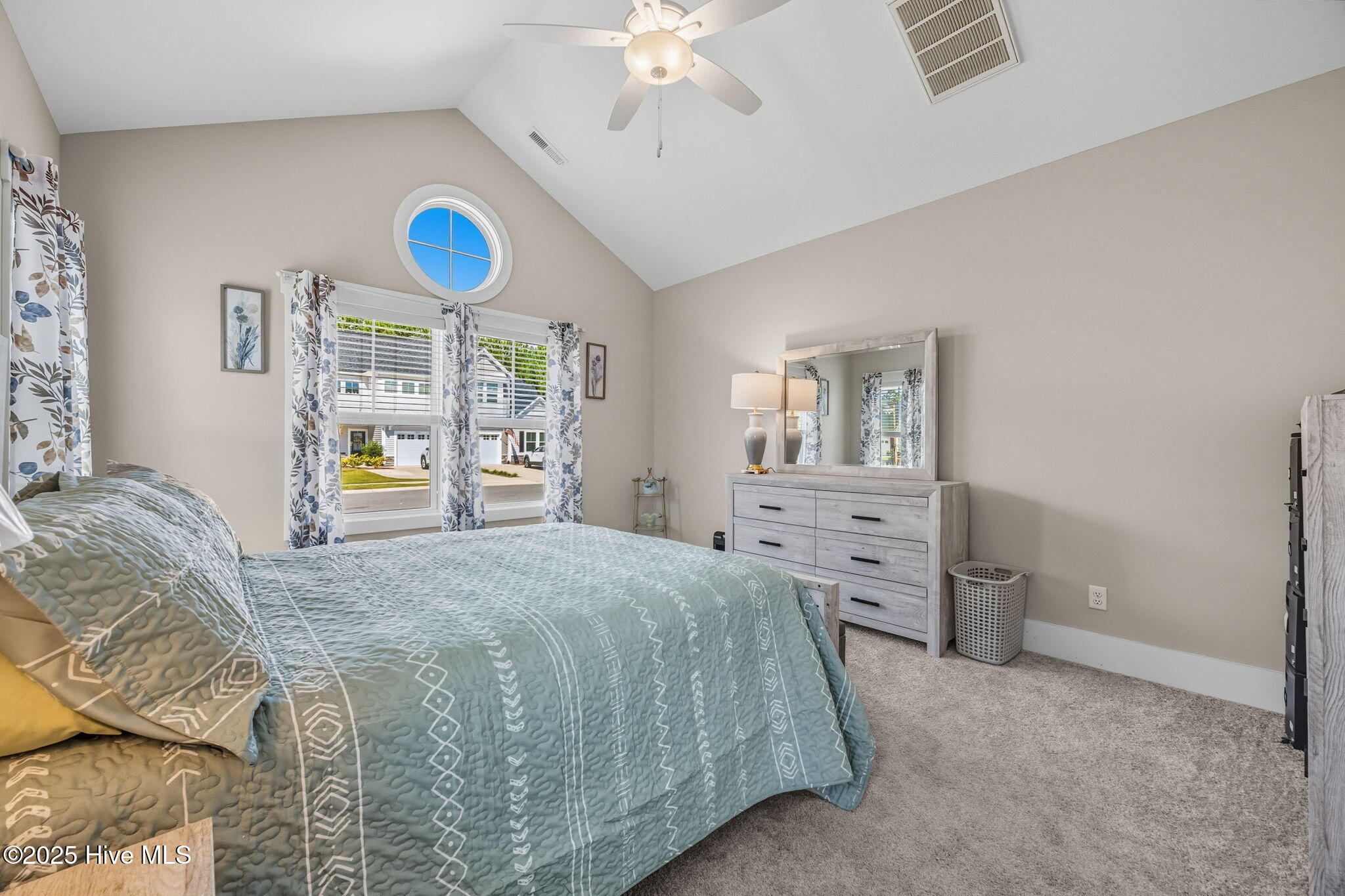 100533920 | Photo 35