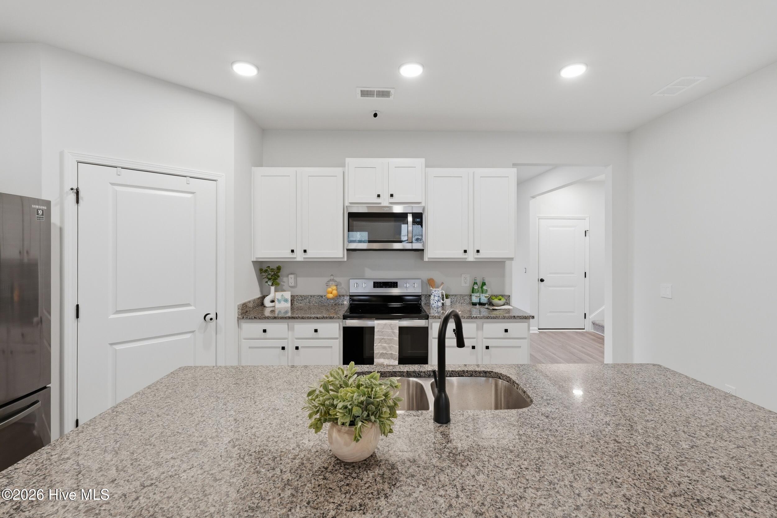 100561033 | Photo 16